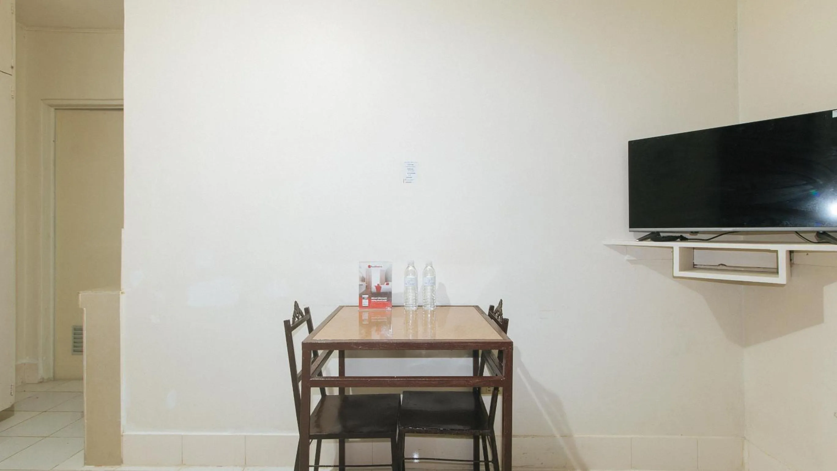 TV and multimedia in RedDoorz @ The V'Jour Hotel Angeles