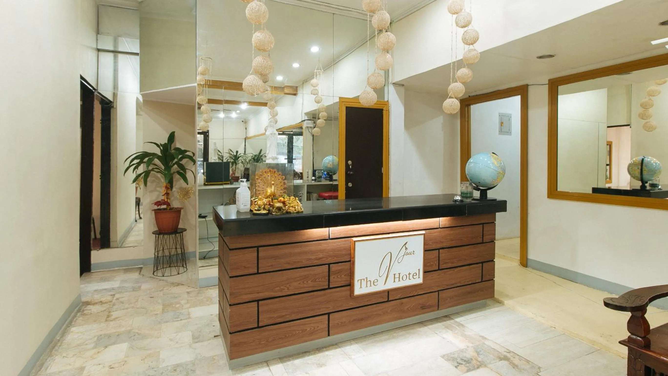 Lobby or reception in RedDoorz @ The V'Jour Hotel Angeles