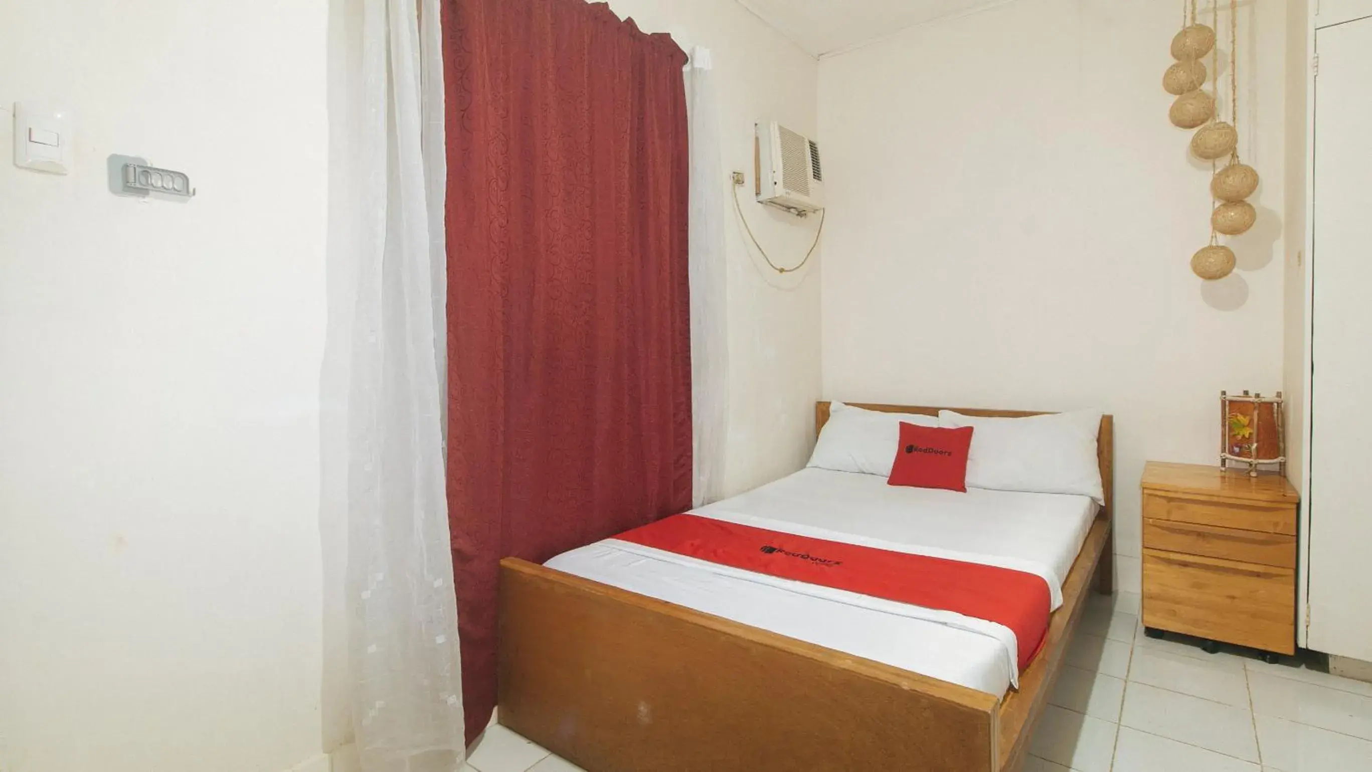 Bed in RedDoorz @ The V'Jour Hotel Angeles Bed in RedDoorz @ The V'Jour Hotel Angeles