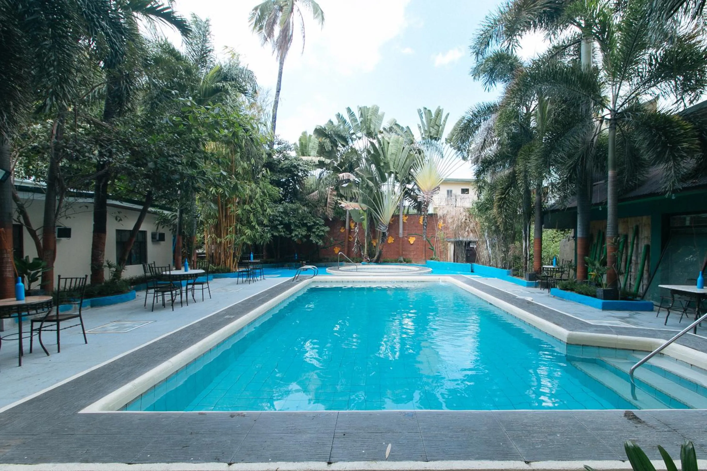 Garden view in RedDoorz @ The V'Jour Hotel Angeles