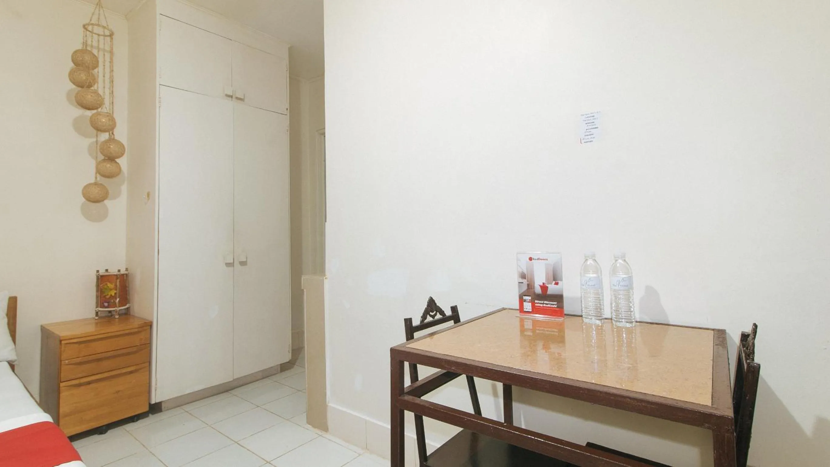 Dining area in RedDoorz @ The V'Jour Hotel Angeles