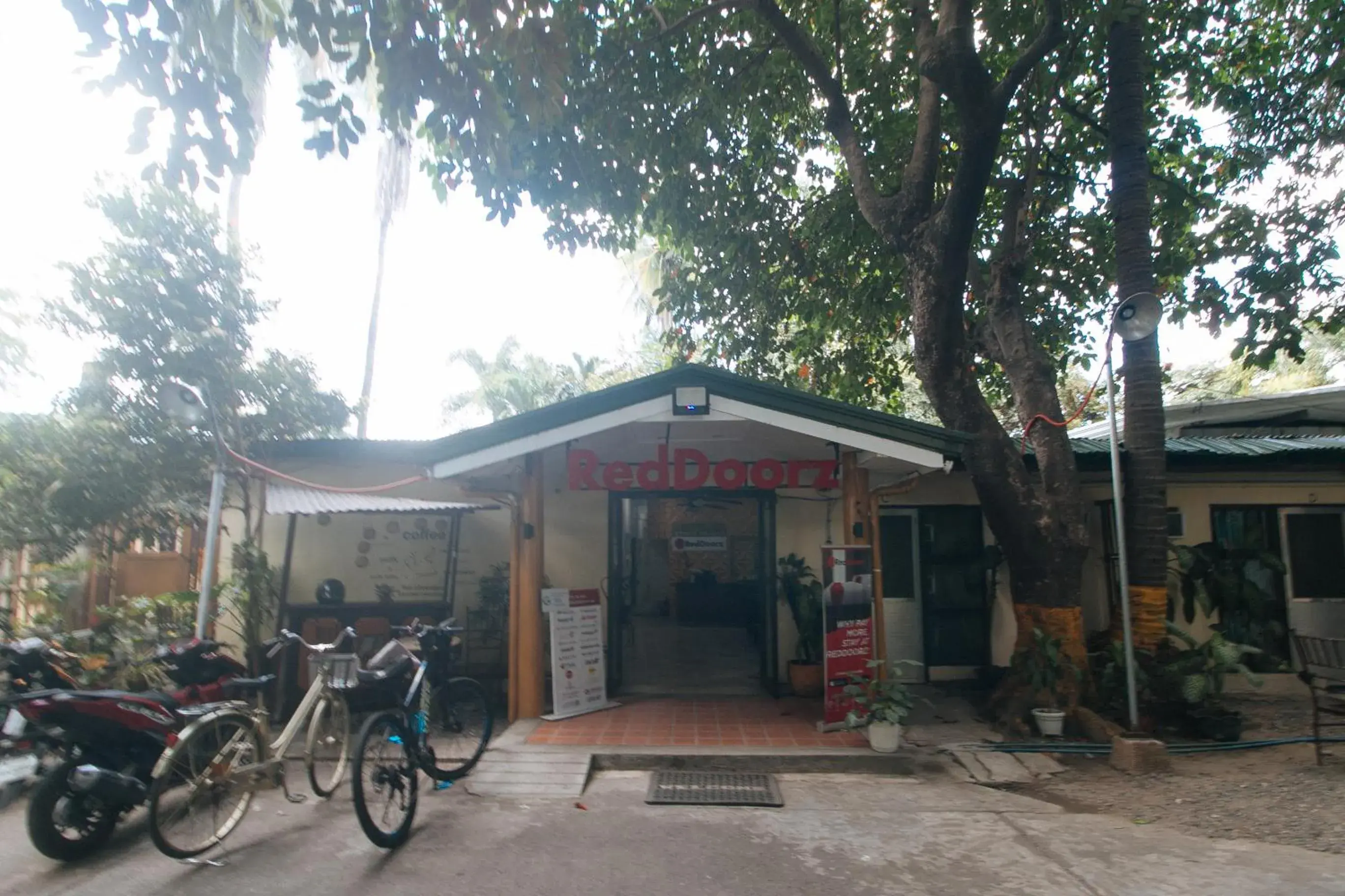 Property building in RedDoorz @ The V'Jour Hotel Angeles Property building in RedDoorz @ The V'Jour Hotel Angeles