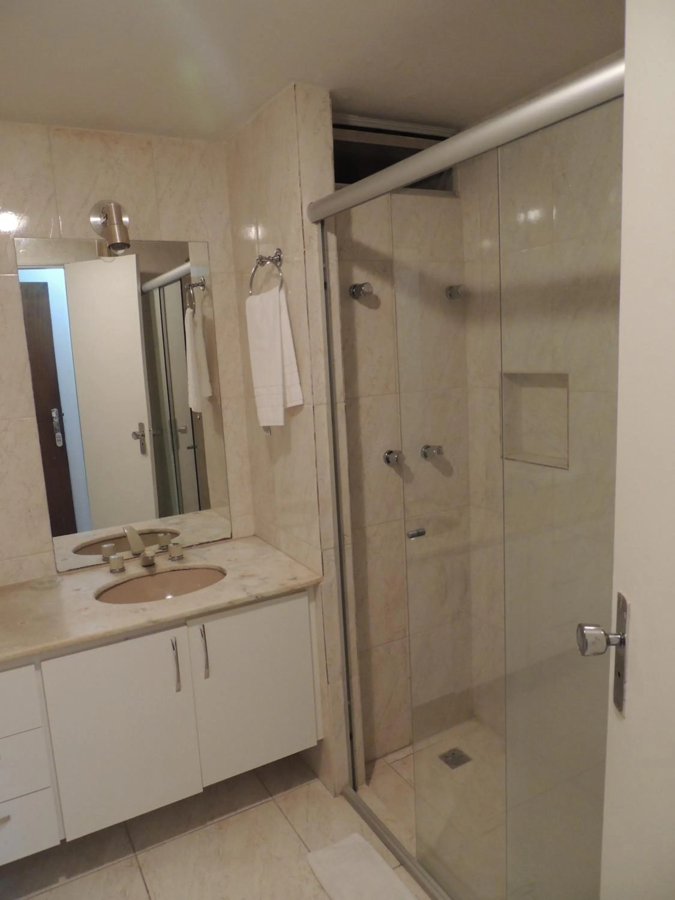 Shower in Brasilia Apart Hotéis