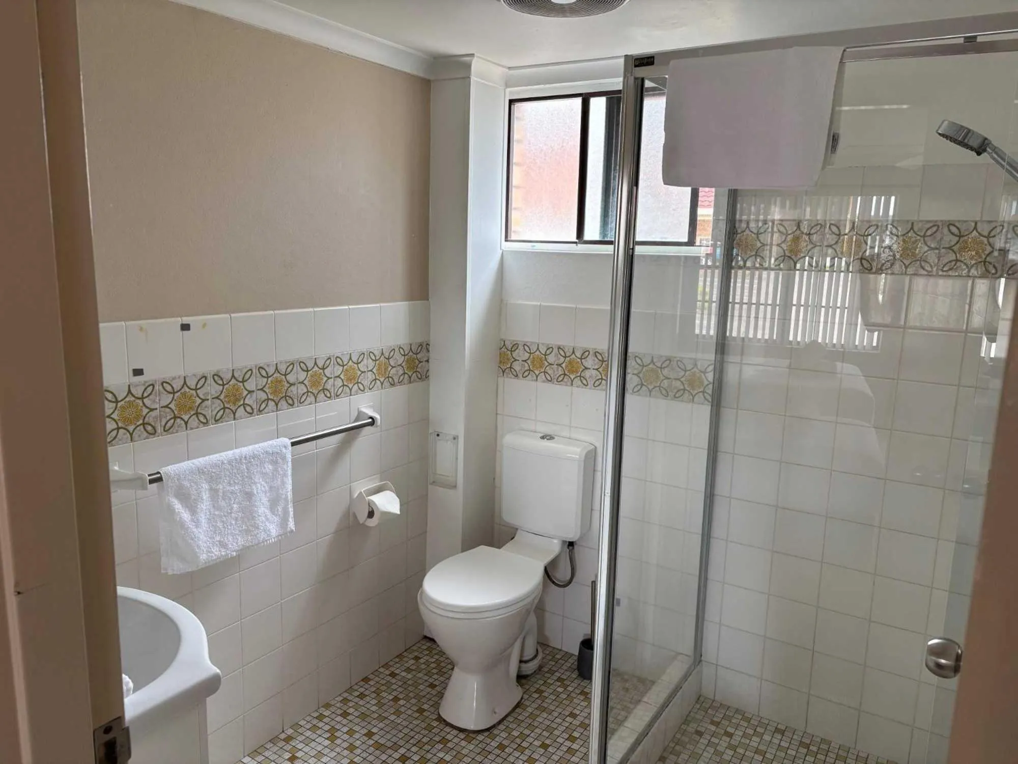 Bathroom in Bella Villa Motor Inn