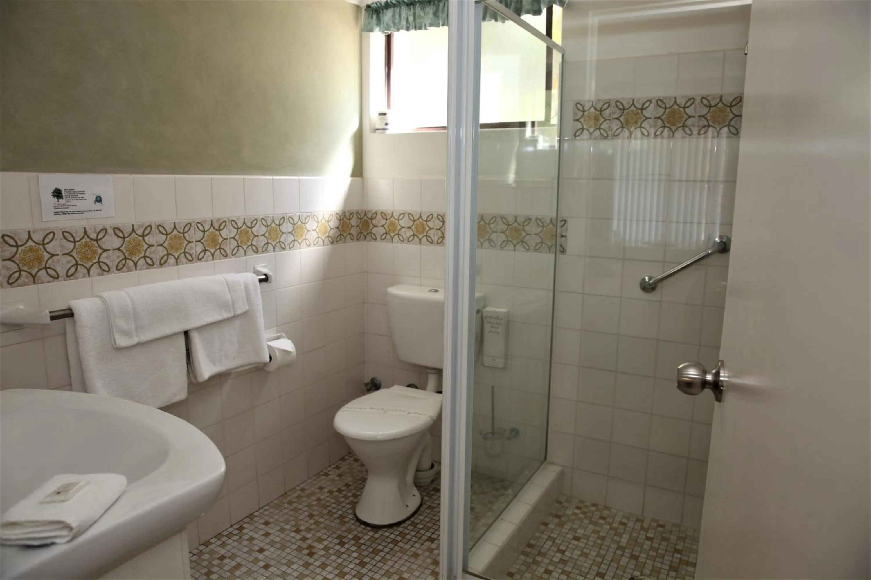 Shower in Bella Villa Motor Inn