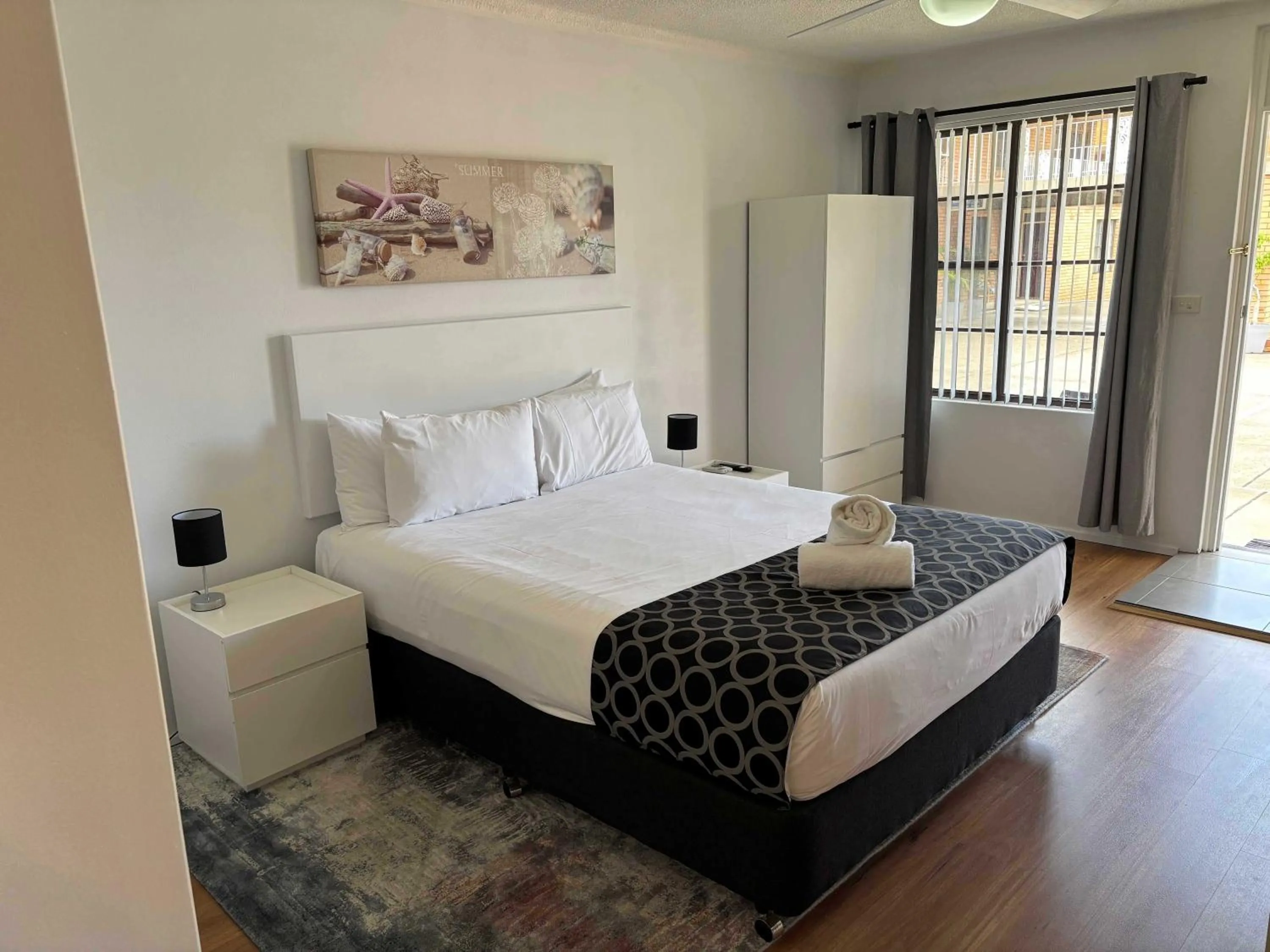 Bedroom, Bed in Bella Villa Motor Inn