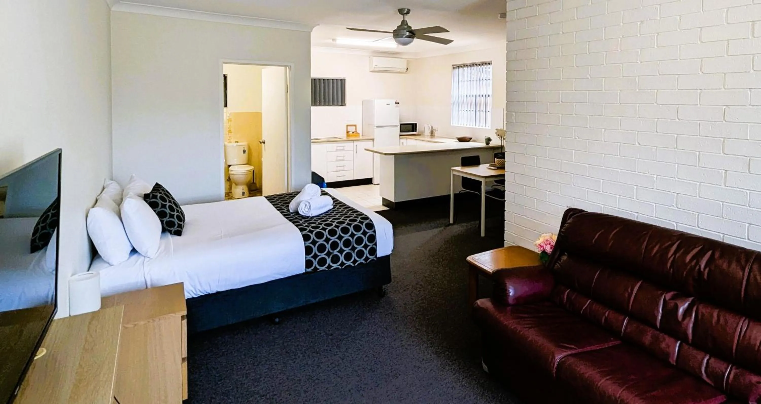 Photo of the whole room, Bed in Bella Villa Motor Inn