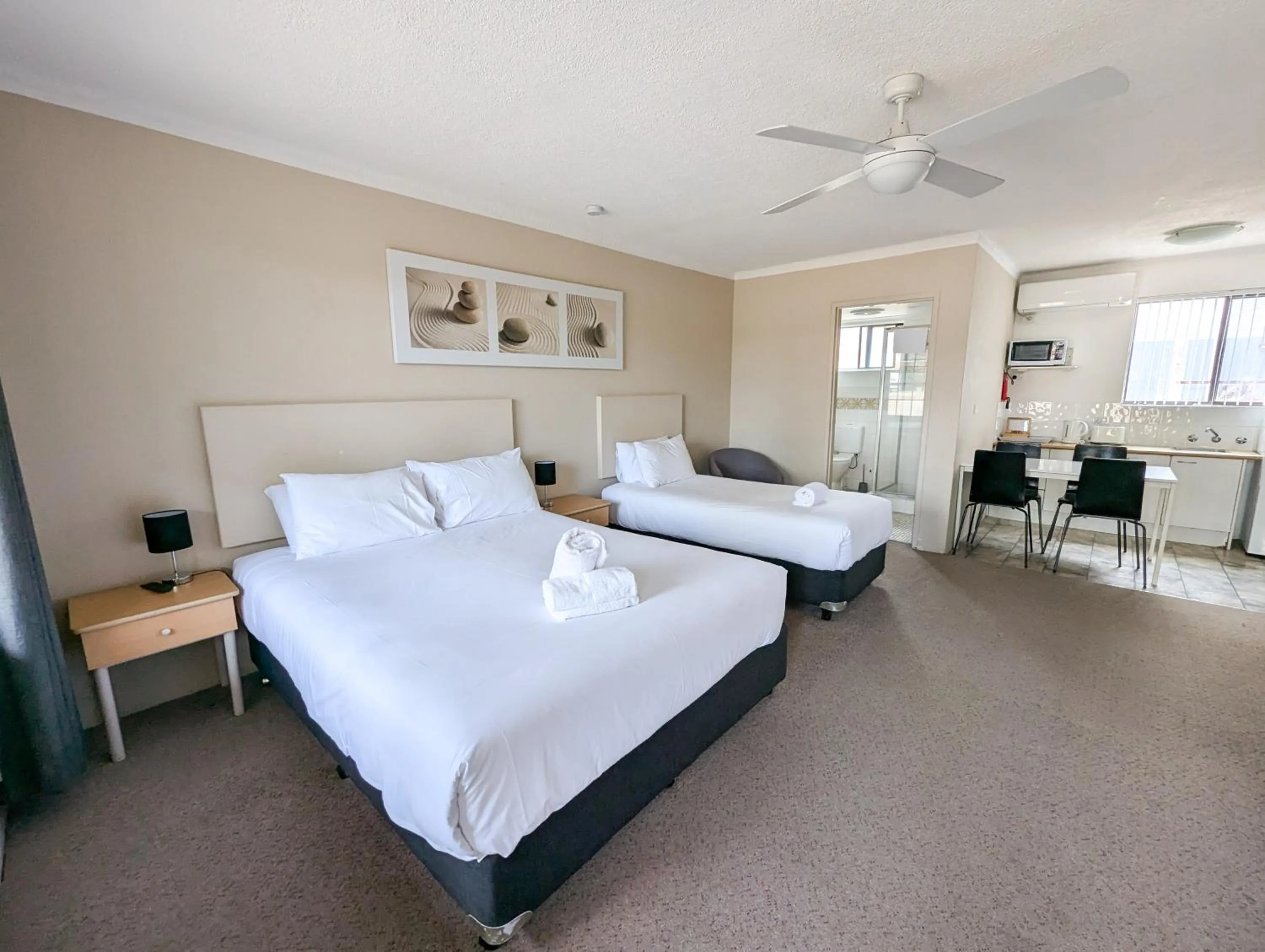 Bedroom, Bed in Bella Villa Motor Inn