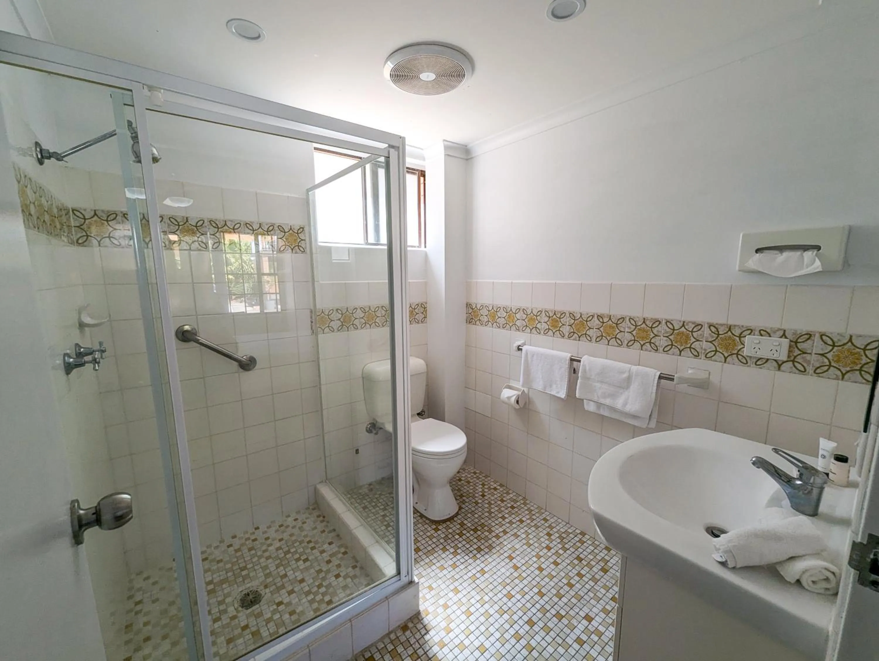 Bathroom in Bella Villa Motor Inn