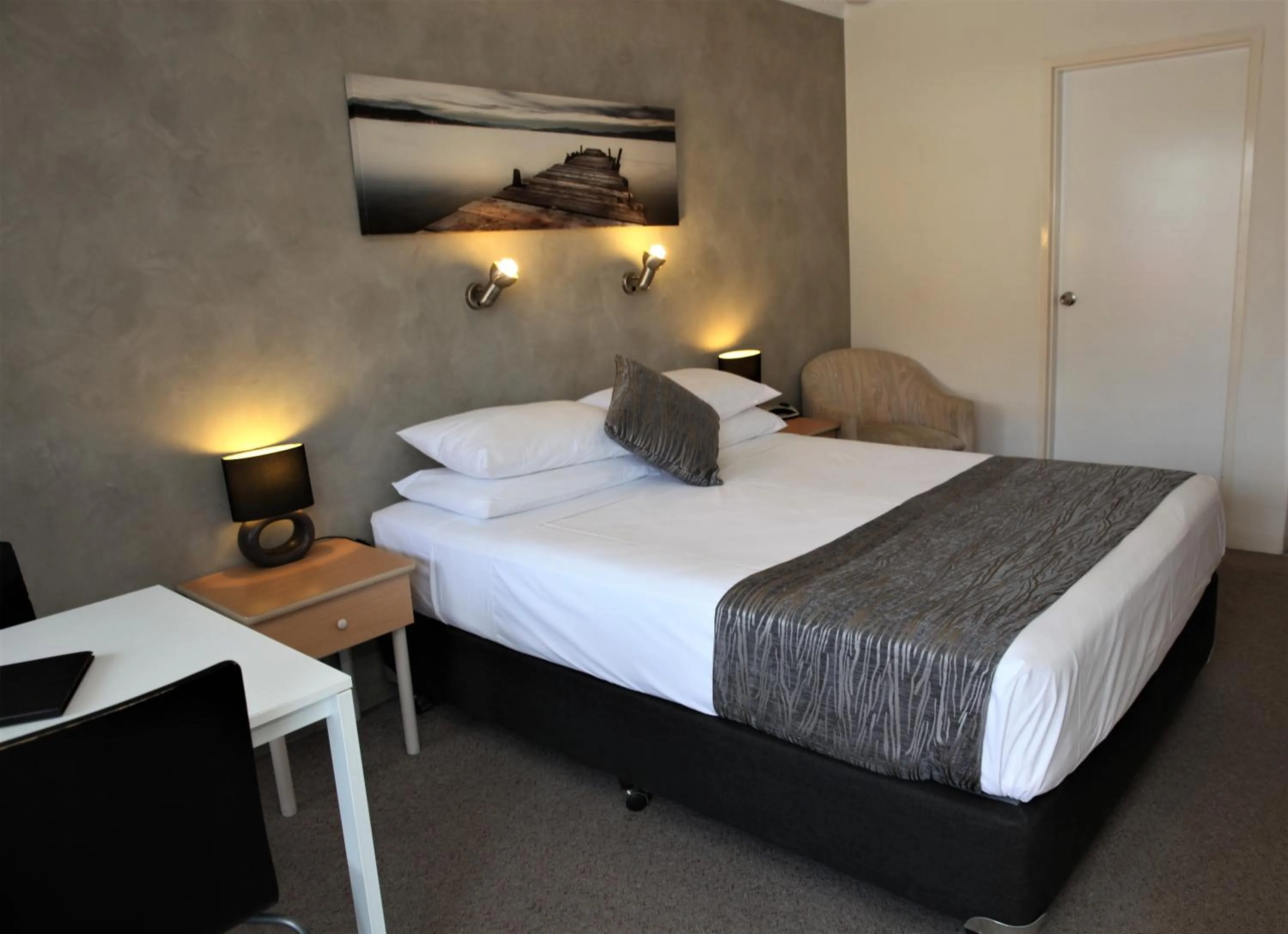 Bedroom, Bed in Bella Villa Motor Inn