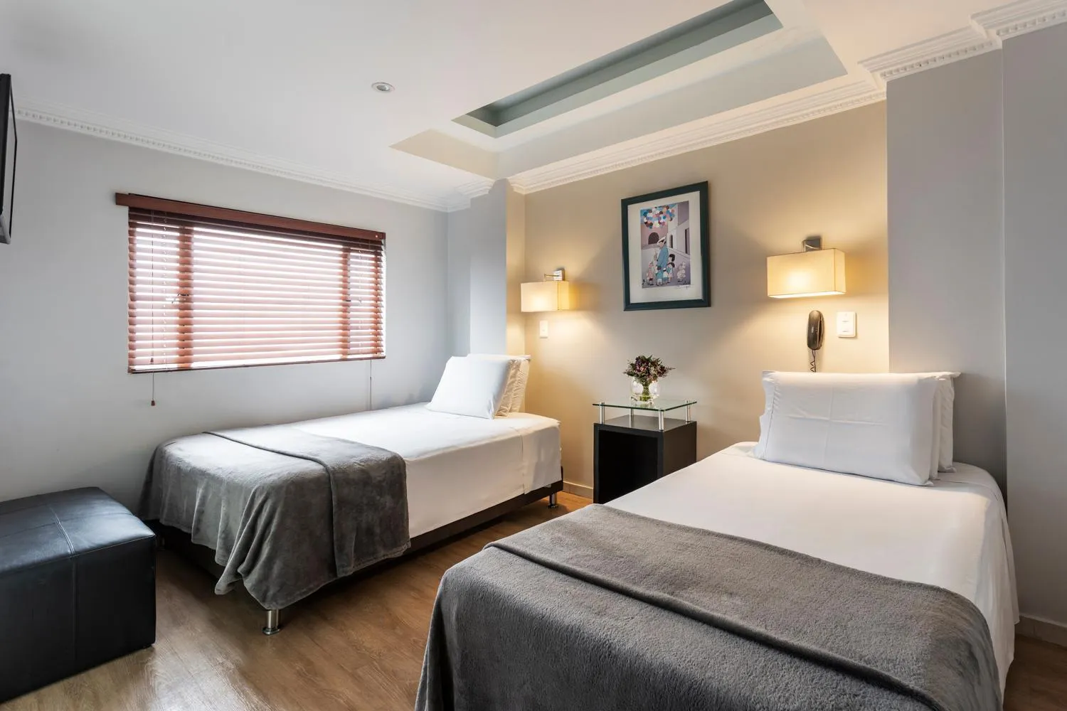 Bed in Hotel Picasso Inn