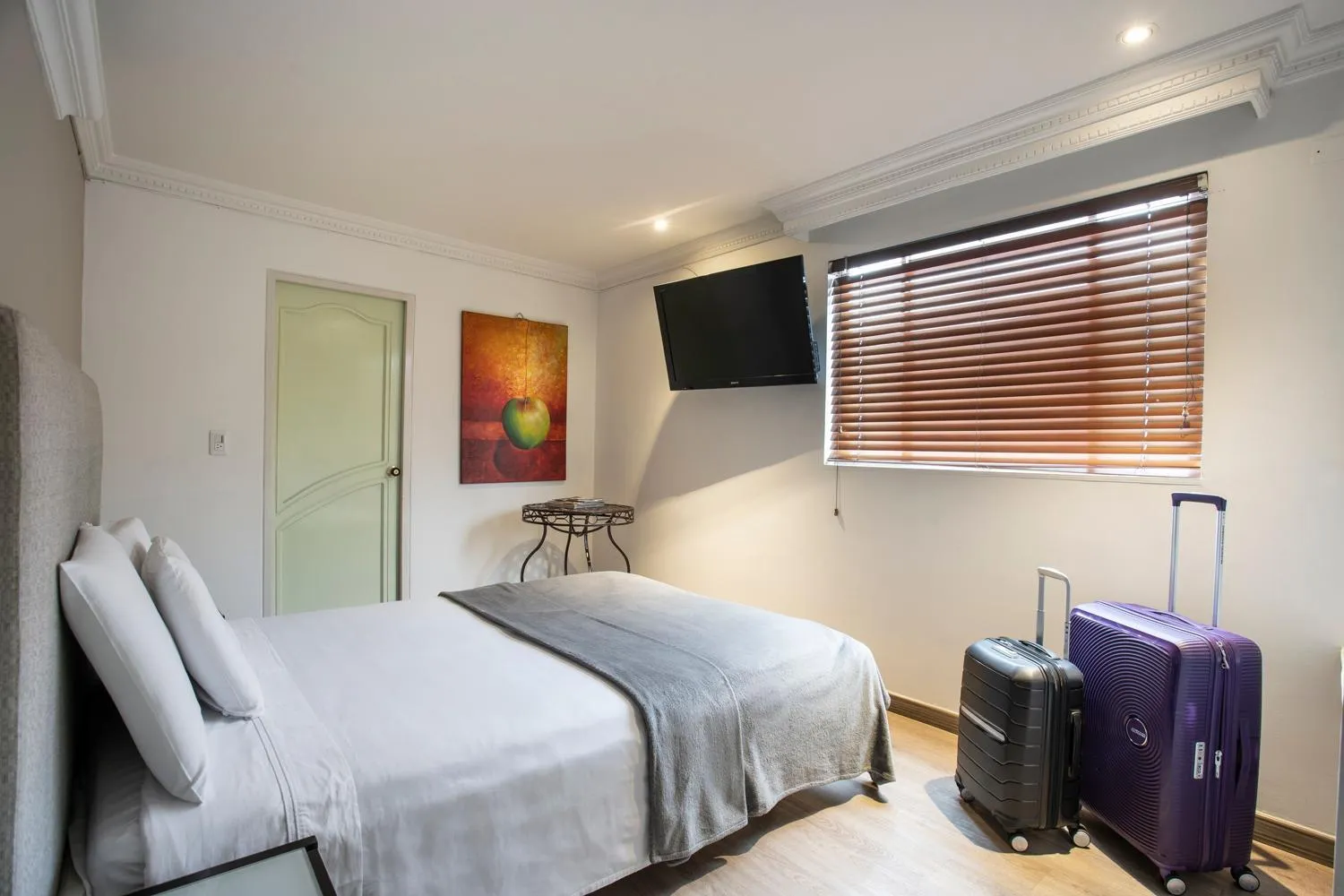 Bed in Hotel Picasso Inn