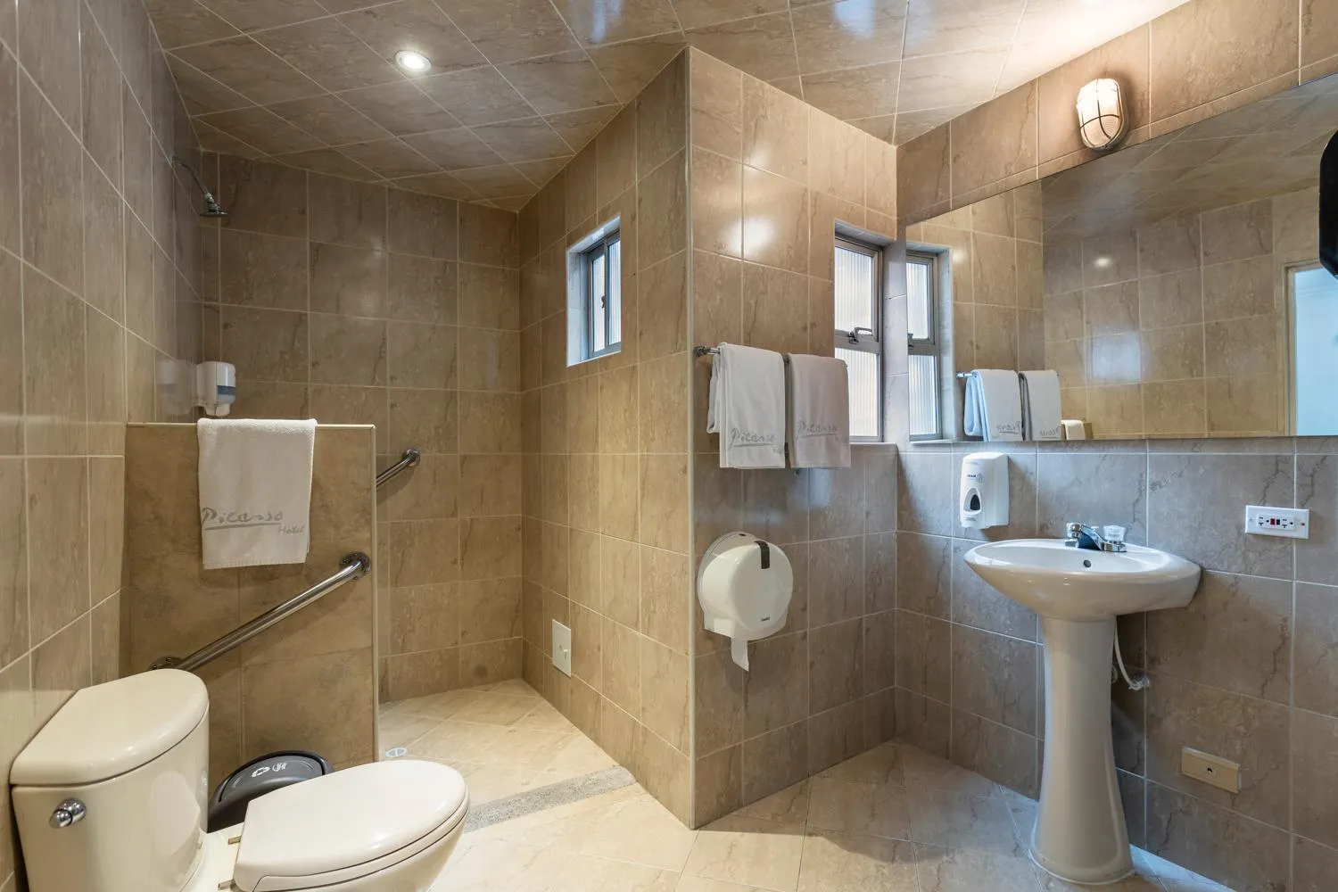 Bathroom in Hotel Picasso Inn