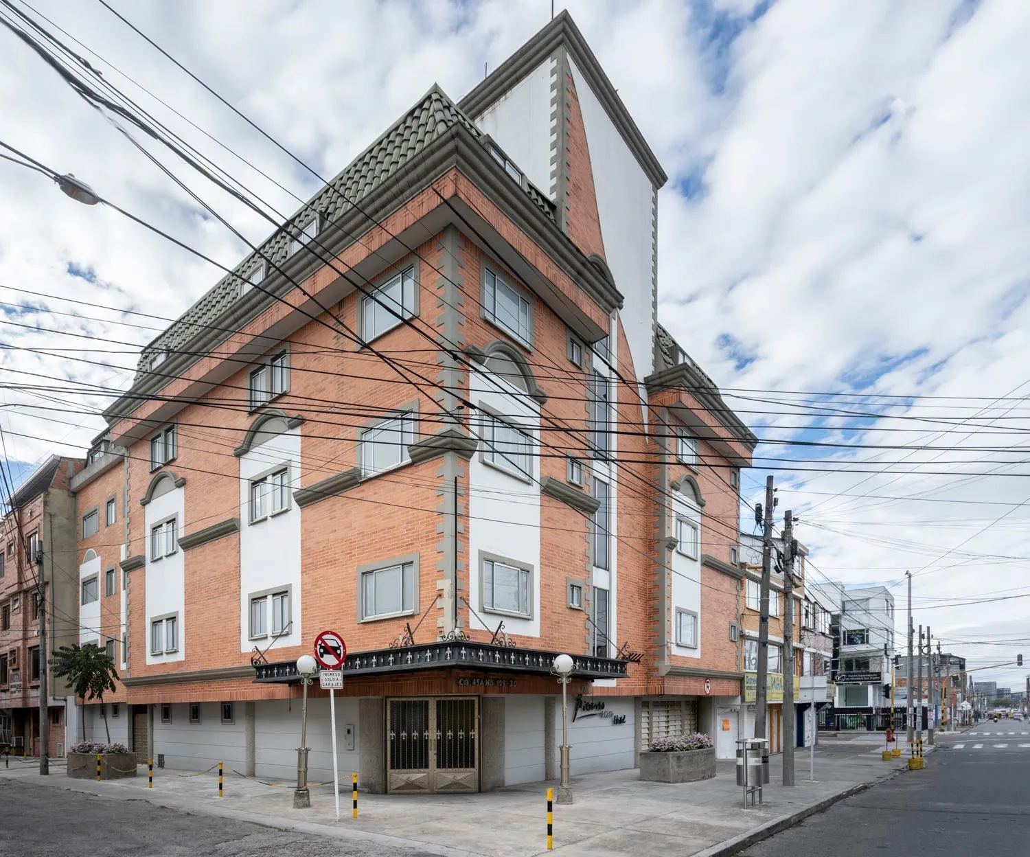 Facade/entrance in Hotel Picasso Inn