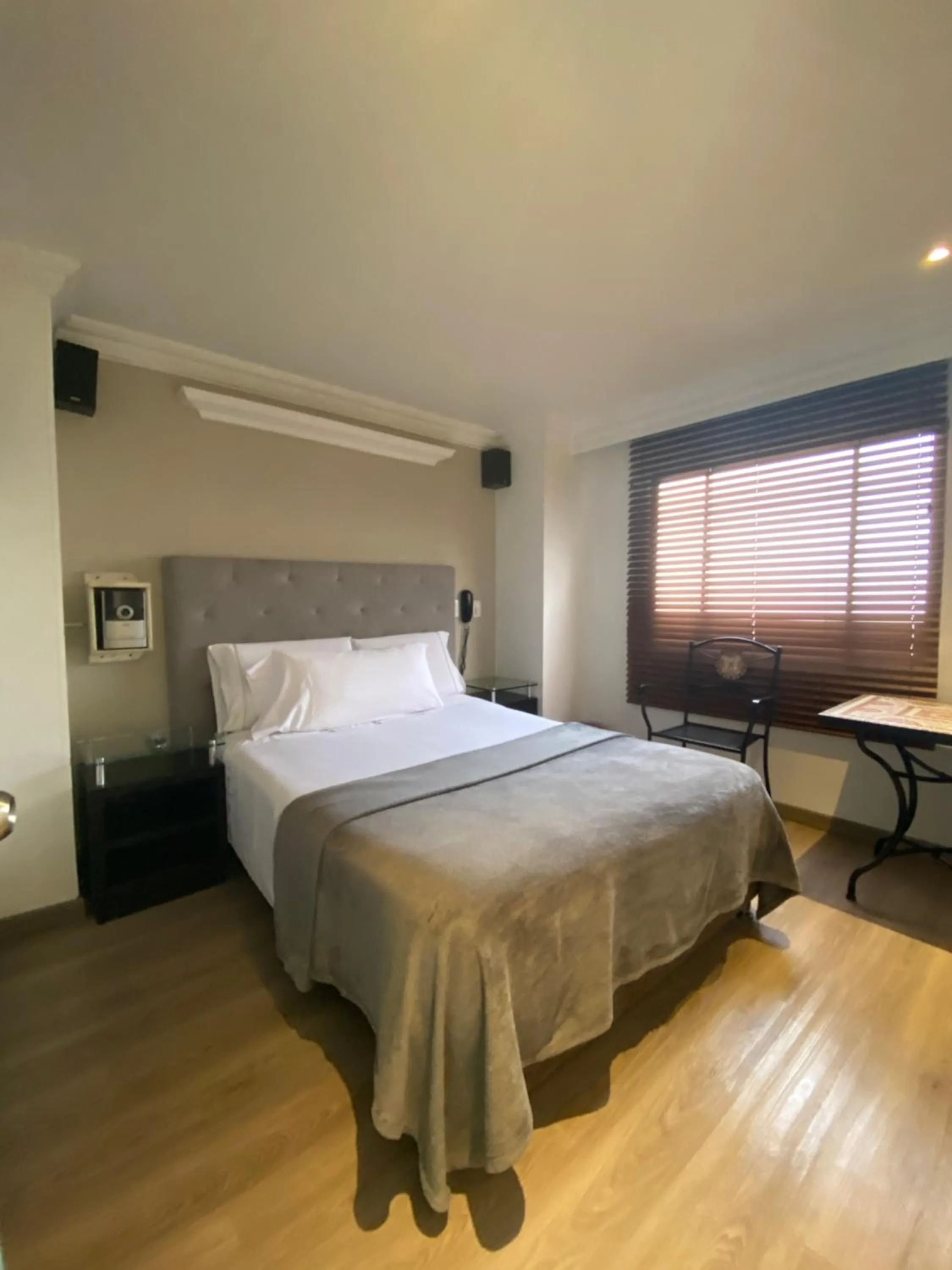 Bed in Hotel Picasso Inn