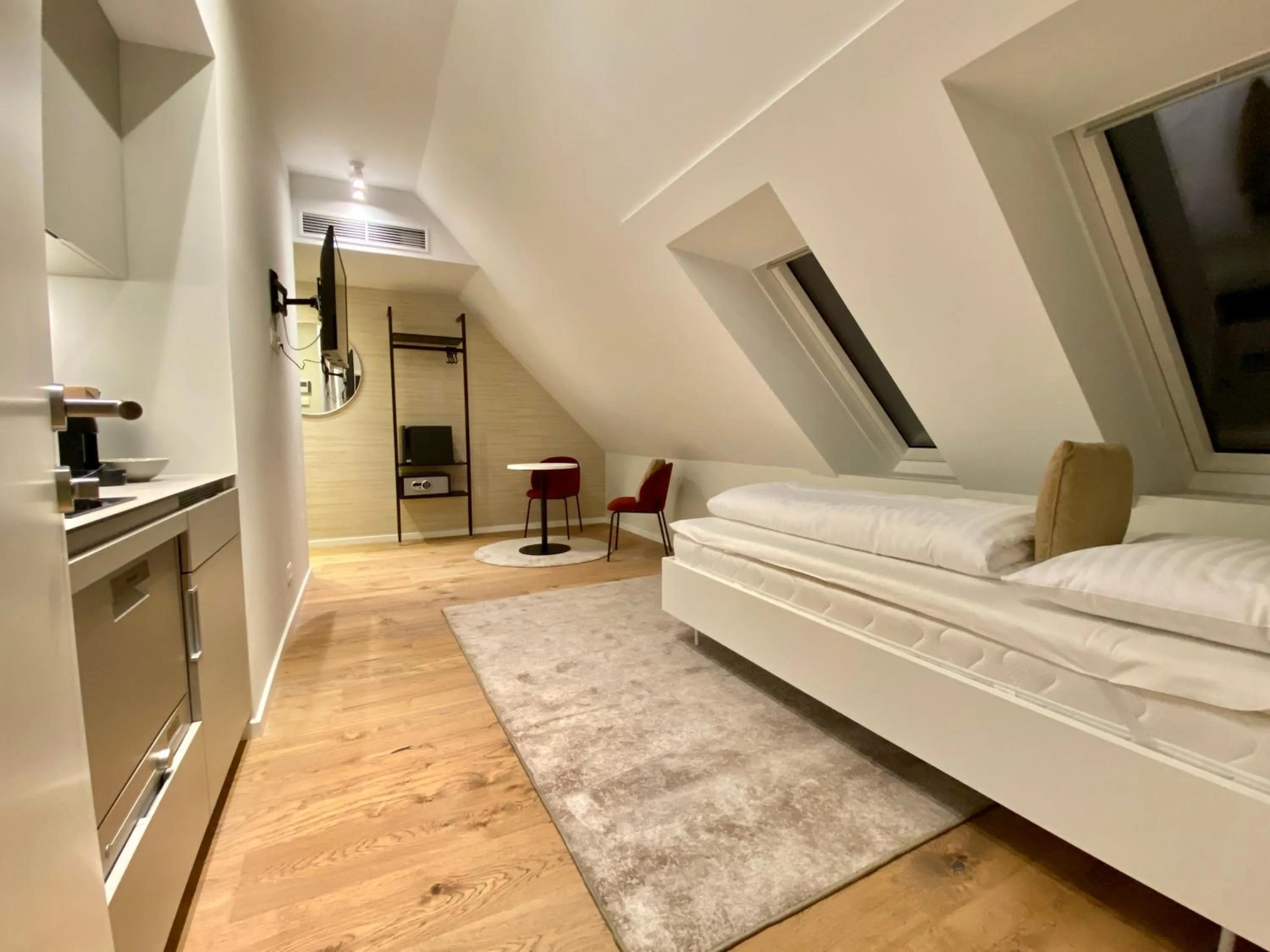 Photo of the whole room, Bed in Blackhome Wien I contactless check-in