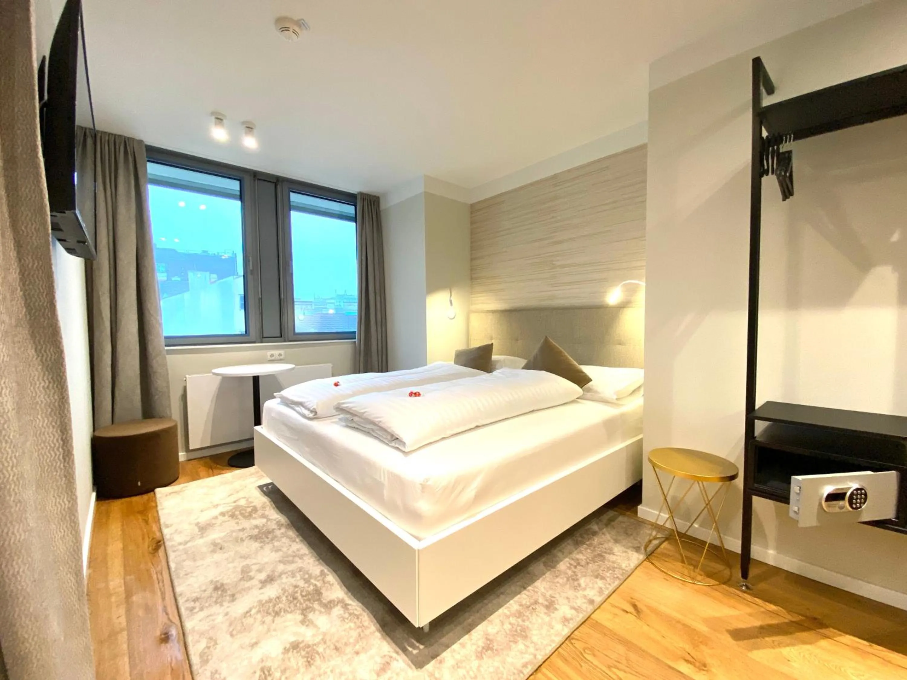 Photo of the whole room, Bed in Blackhome Wien I contactless check-in