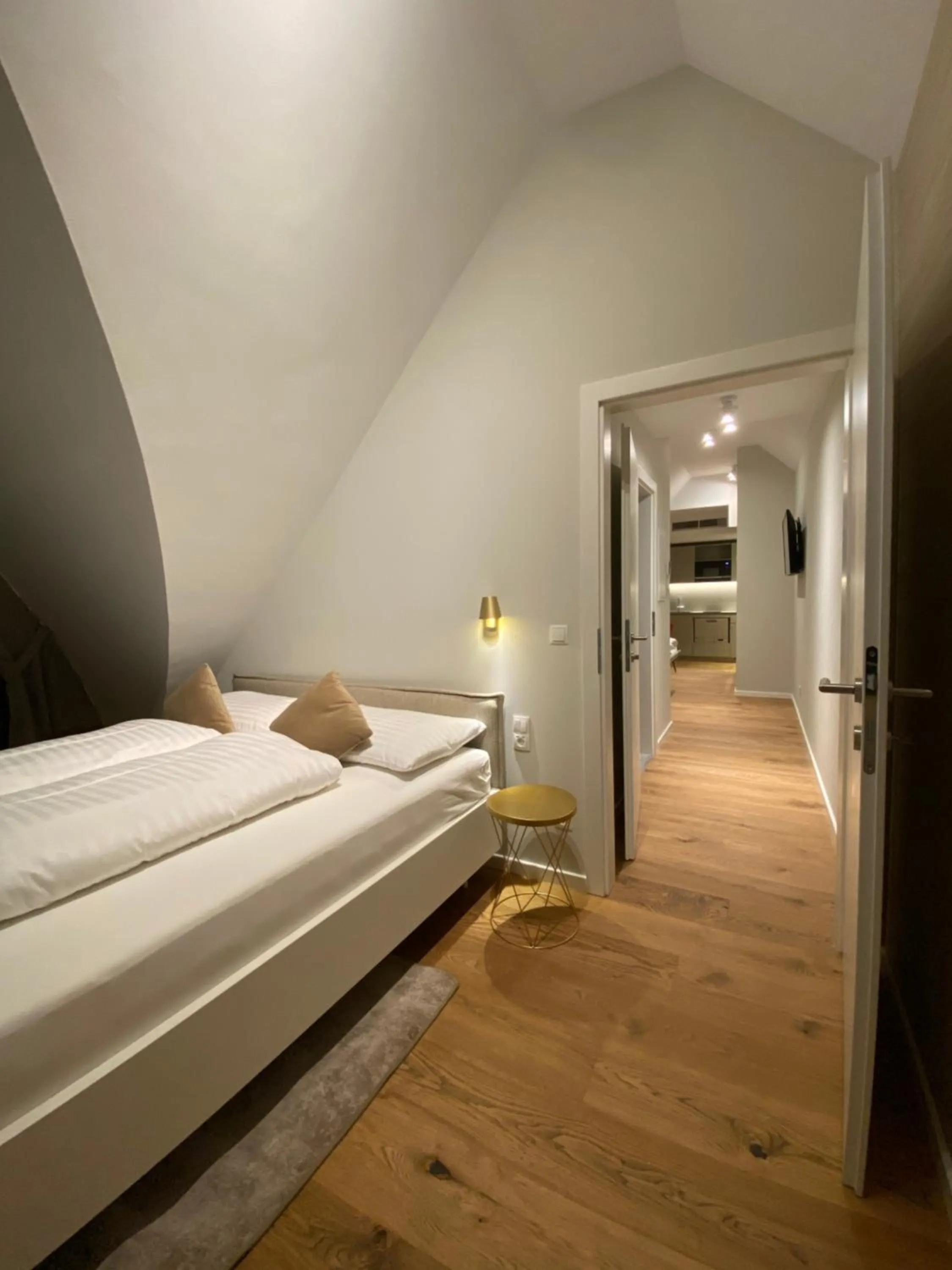 Photo of the whole room, Bed in Blackhome Wien I contactless check-in