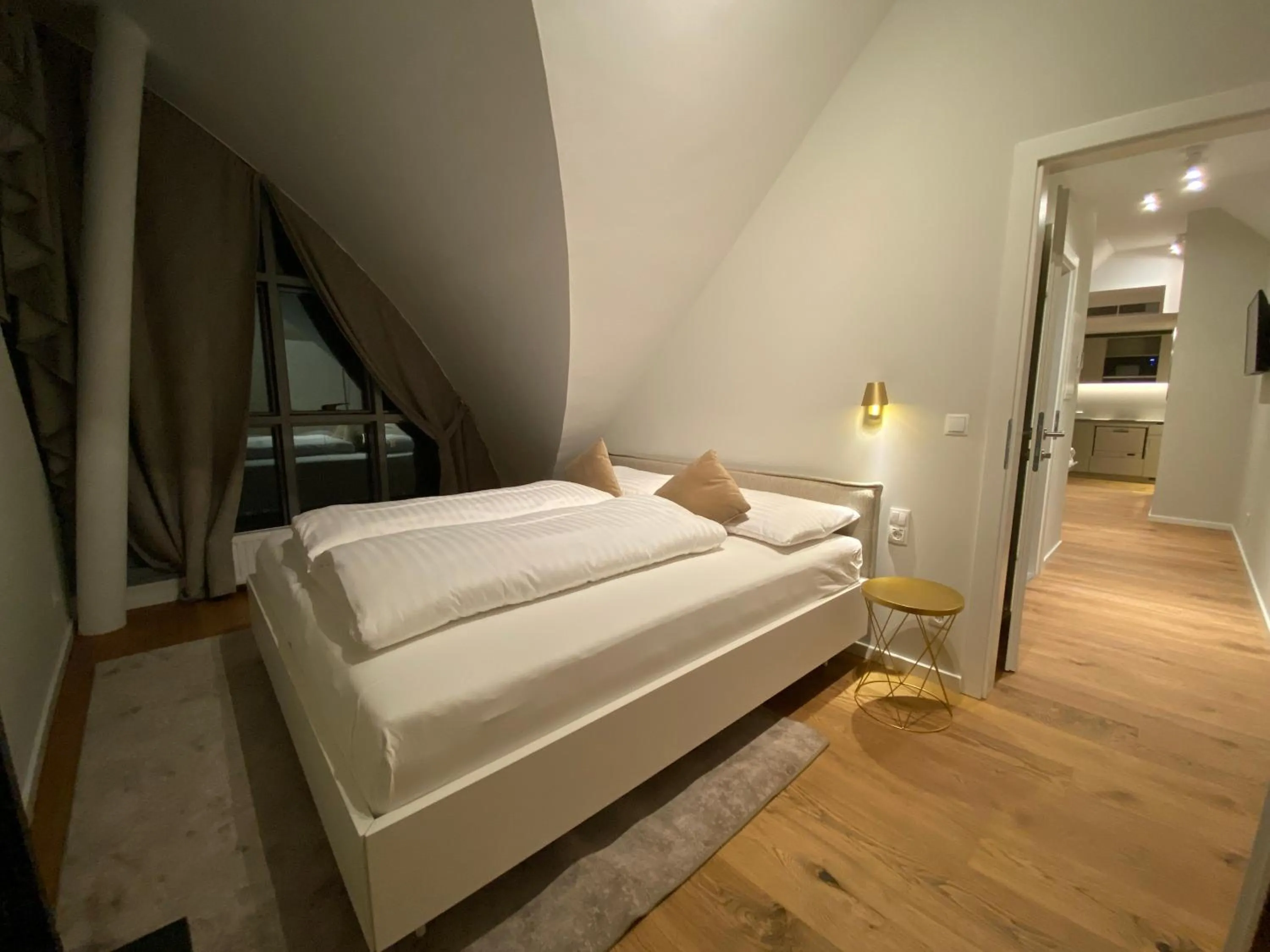Photo of the whole room, Bed in Blackhome Wien I contactless check-in