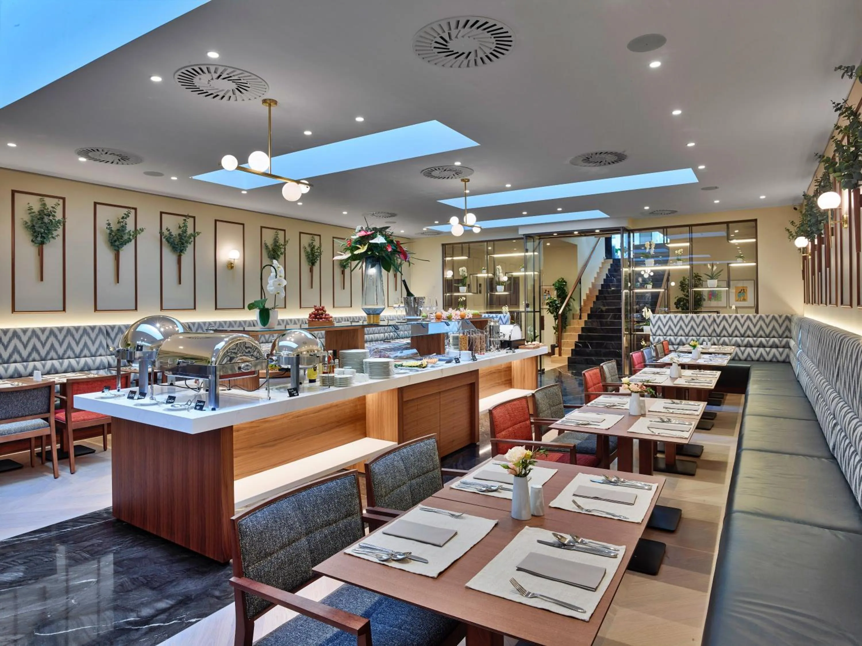 Restaurant/places to eat in EST Grand Hotel Savoy