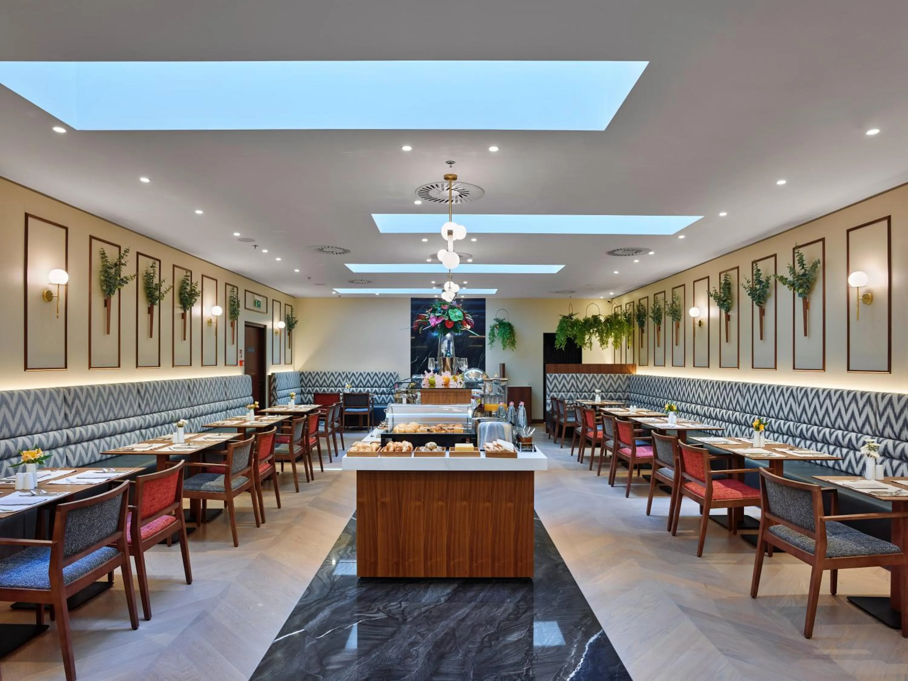 Restaurant/places to eat in EST Grand Hotel Savoy