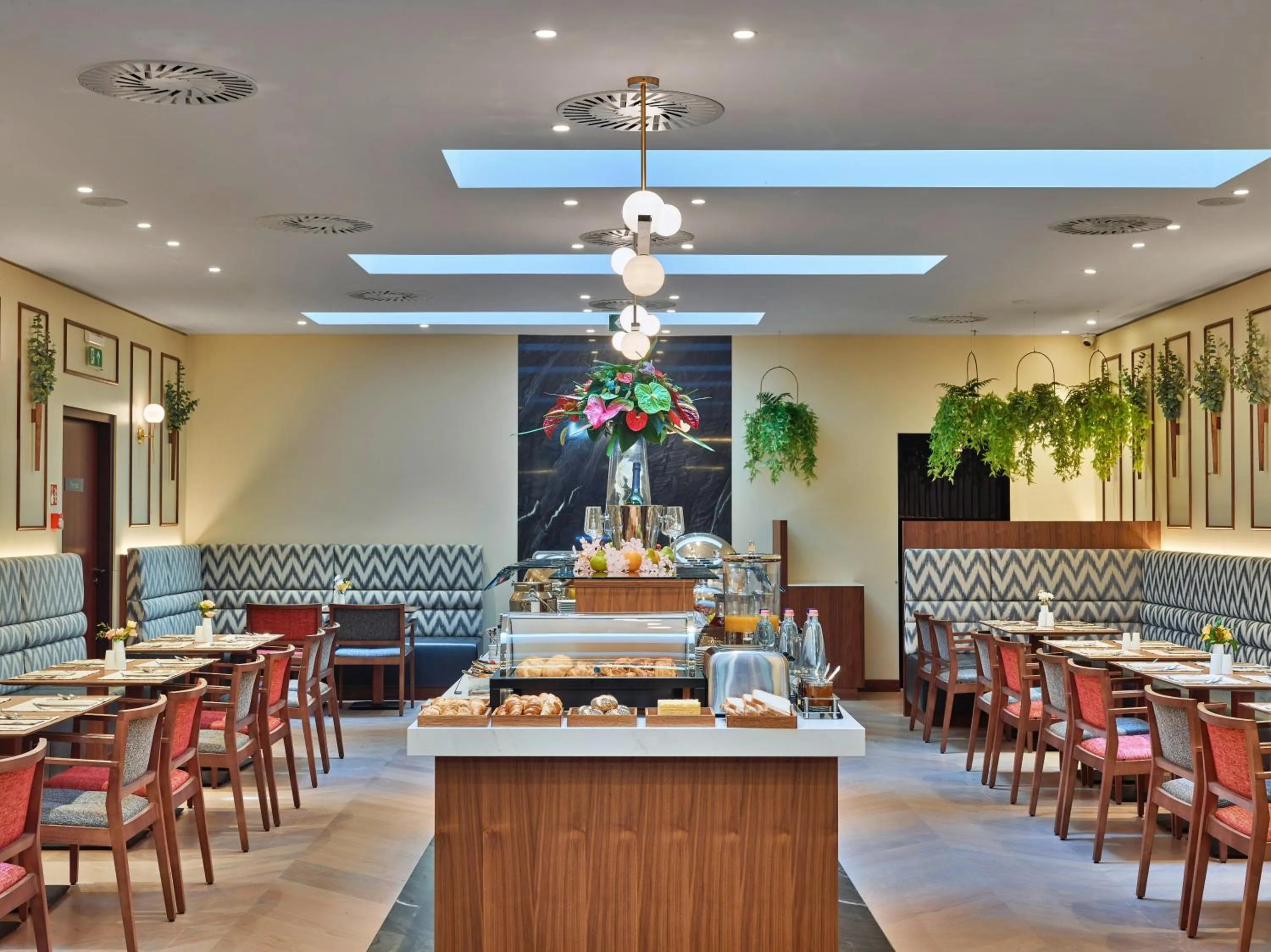 Restaurant/places to eat in EST Grand Hotel Savoy