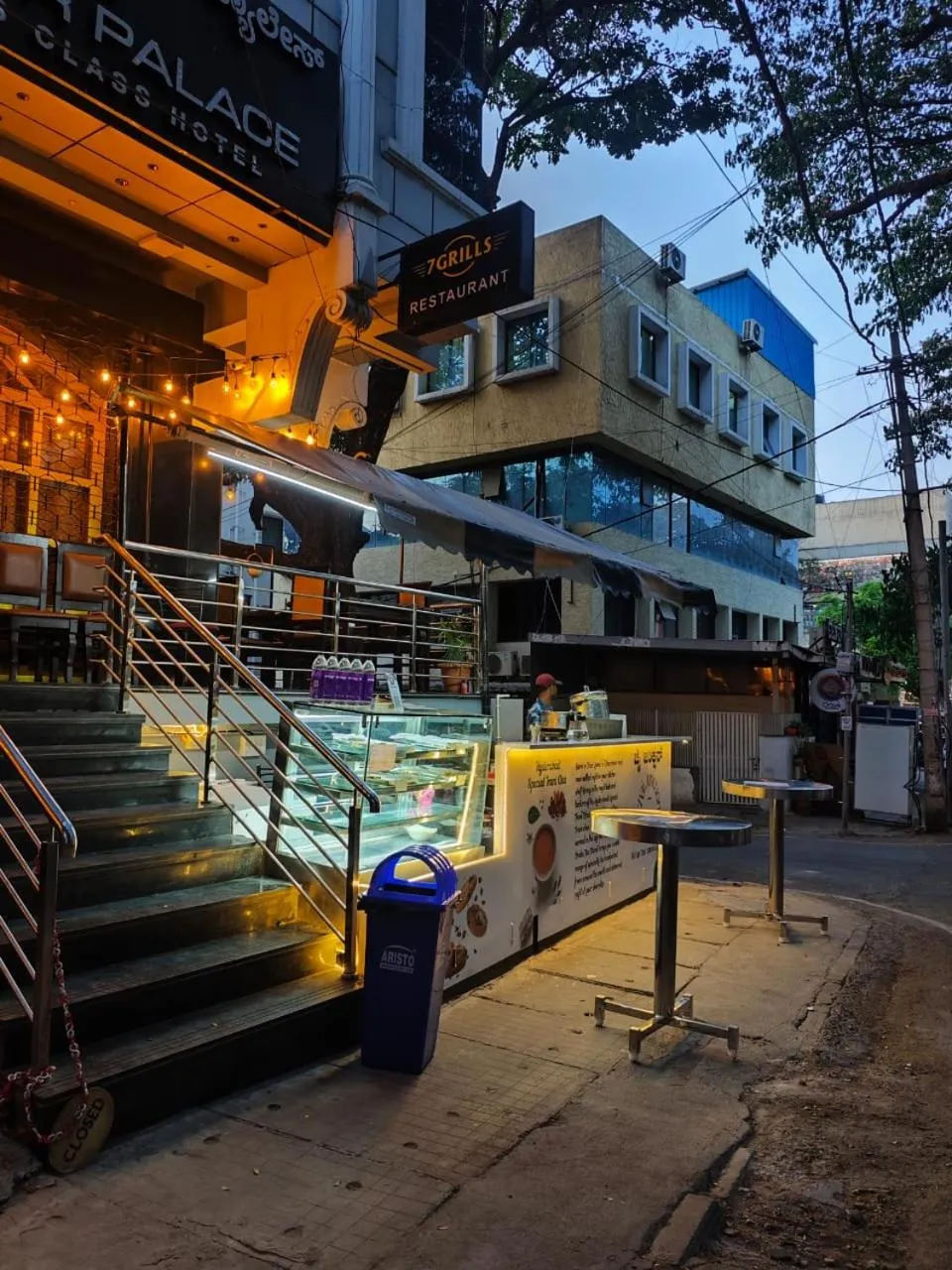 Restaurant/places to eat in Al Noor Palace