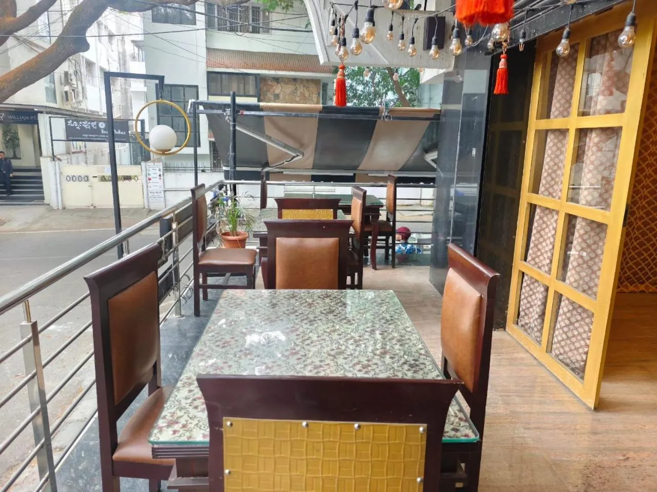 Restaurant/places to eat in Al Noor Palace