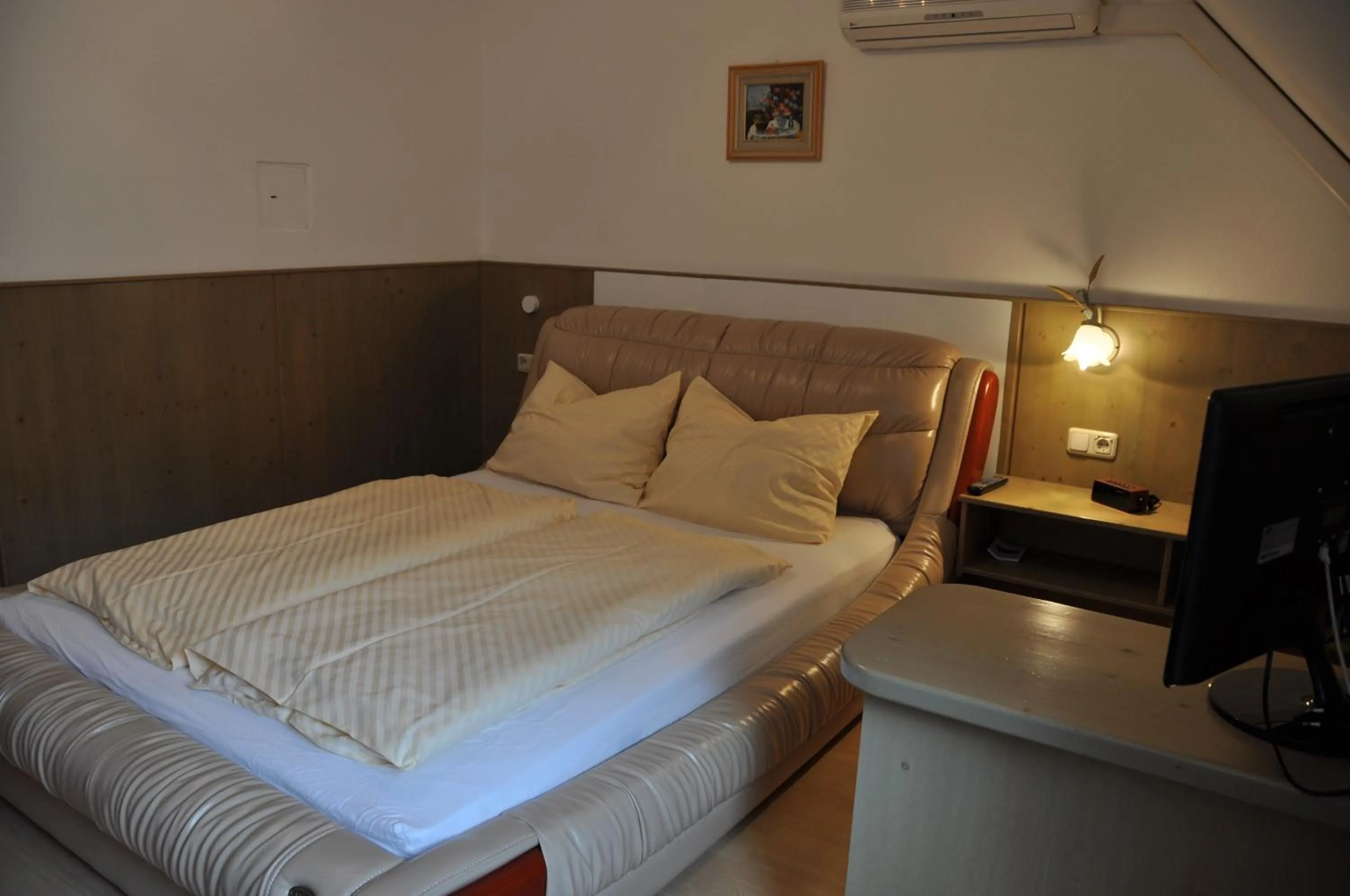 Photo of the whole room, Bed in Pension Arkadenhof