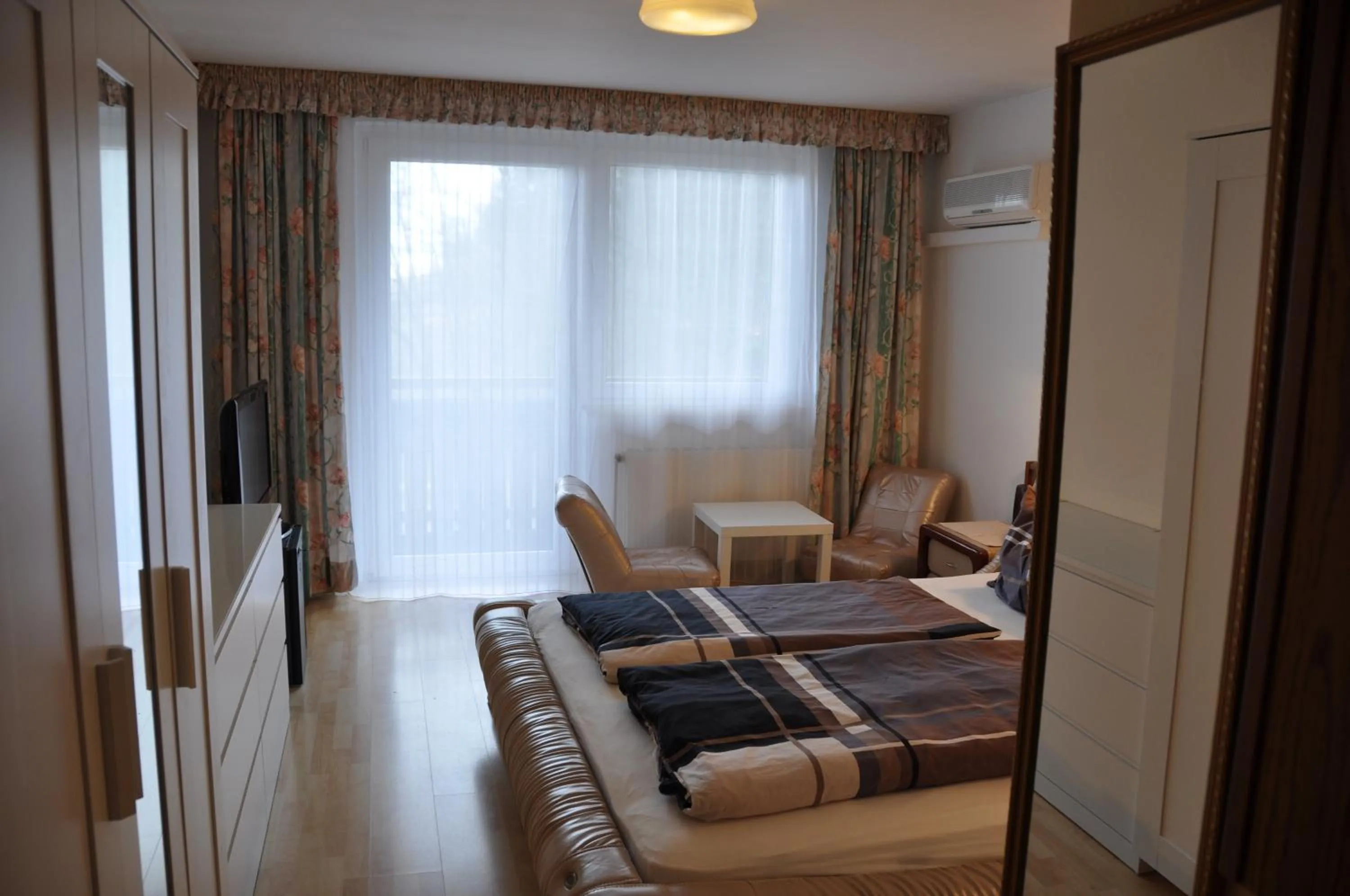 Photo of the whole room, Bed in Pension Arkadenhof