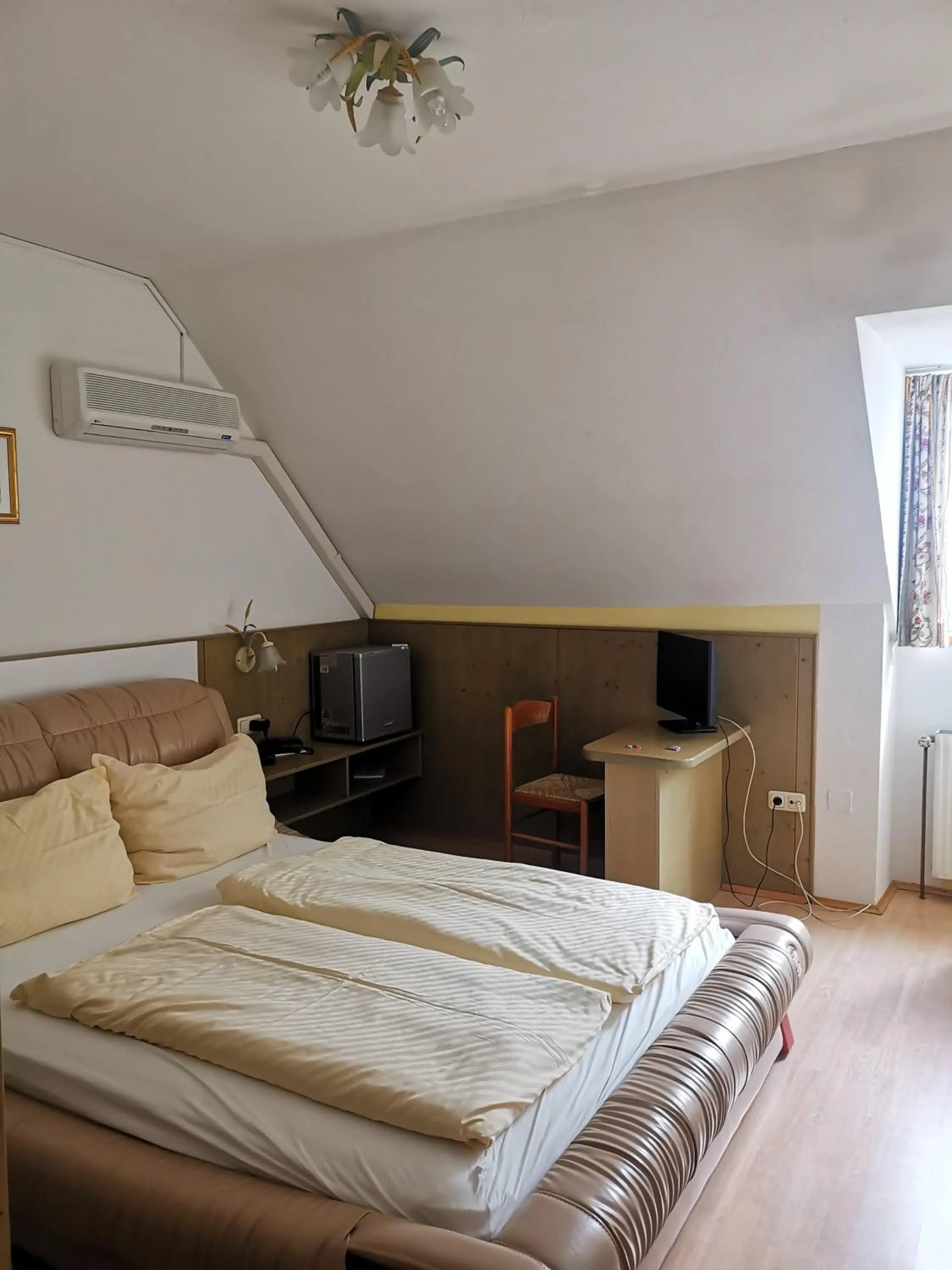 Double Room with Balcony in Pension Arkadenhof