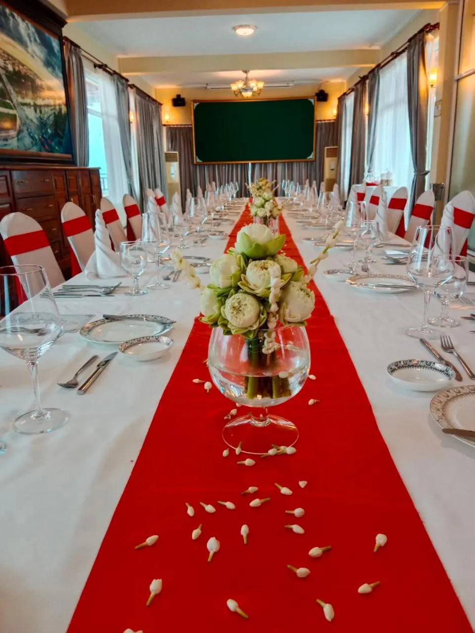 Restaurant/places to eat in Classy Hotel & Spa