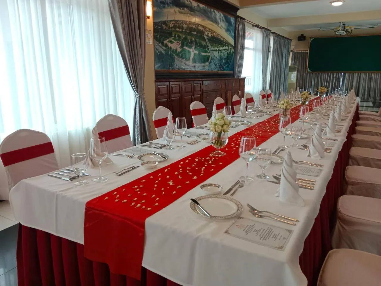 Restaurant/places to eat in Classy Hotel & Spa