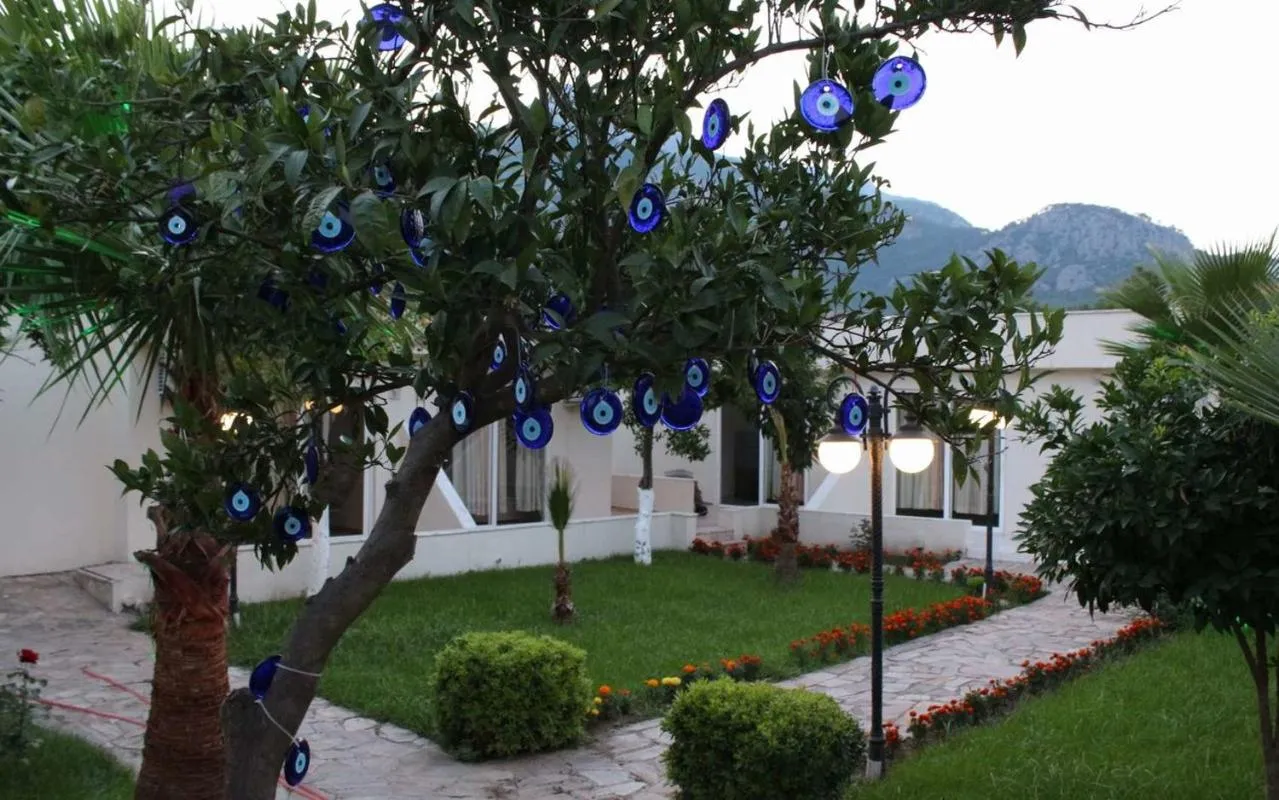 Garden in CASTLE PARK HOTEL