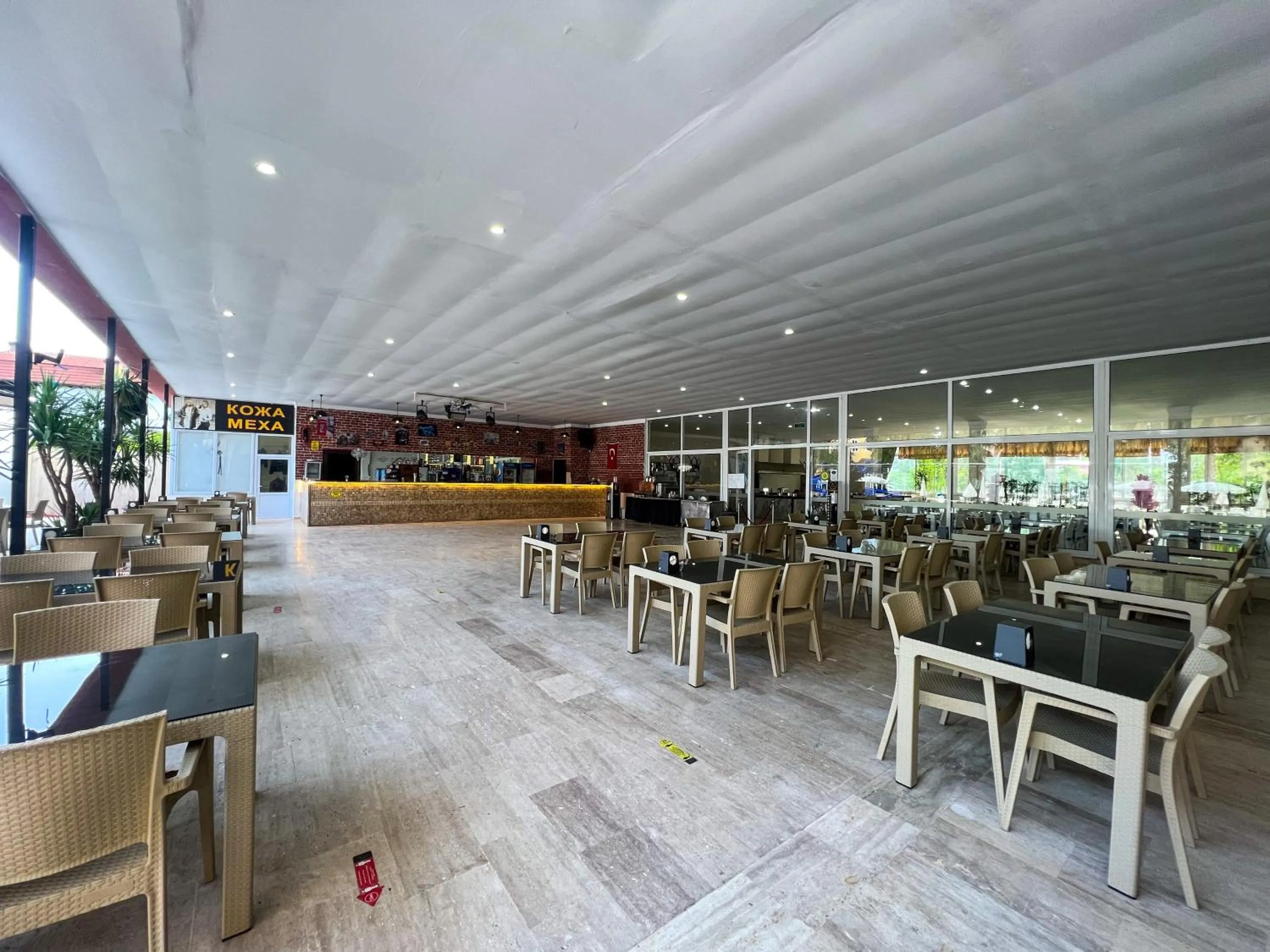 Restaurant/places to eat in CASTLE PARK HOTEL