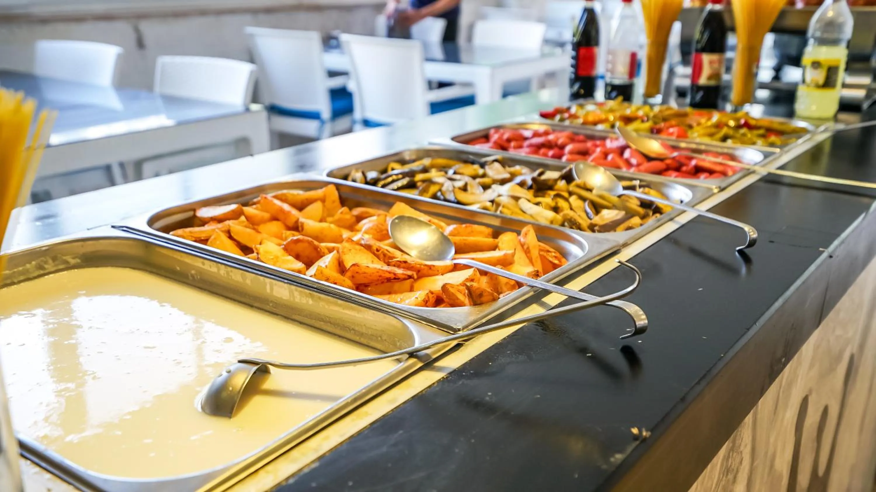 Restaurant/places to eat in CASTLE PARK HOTEL