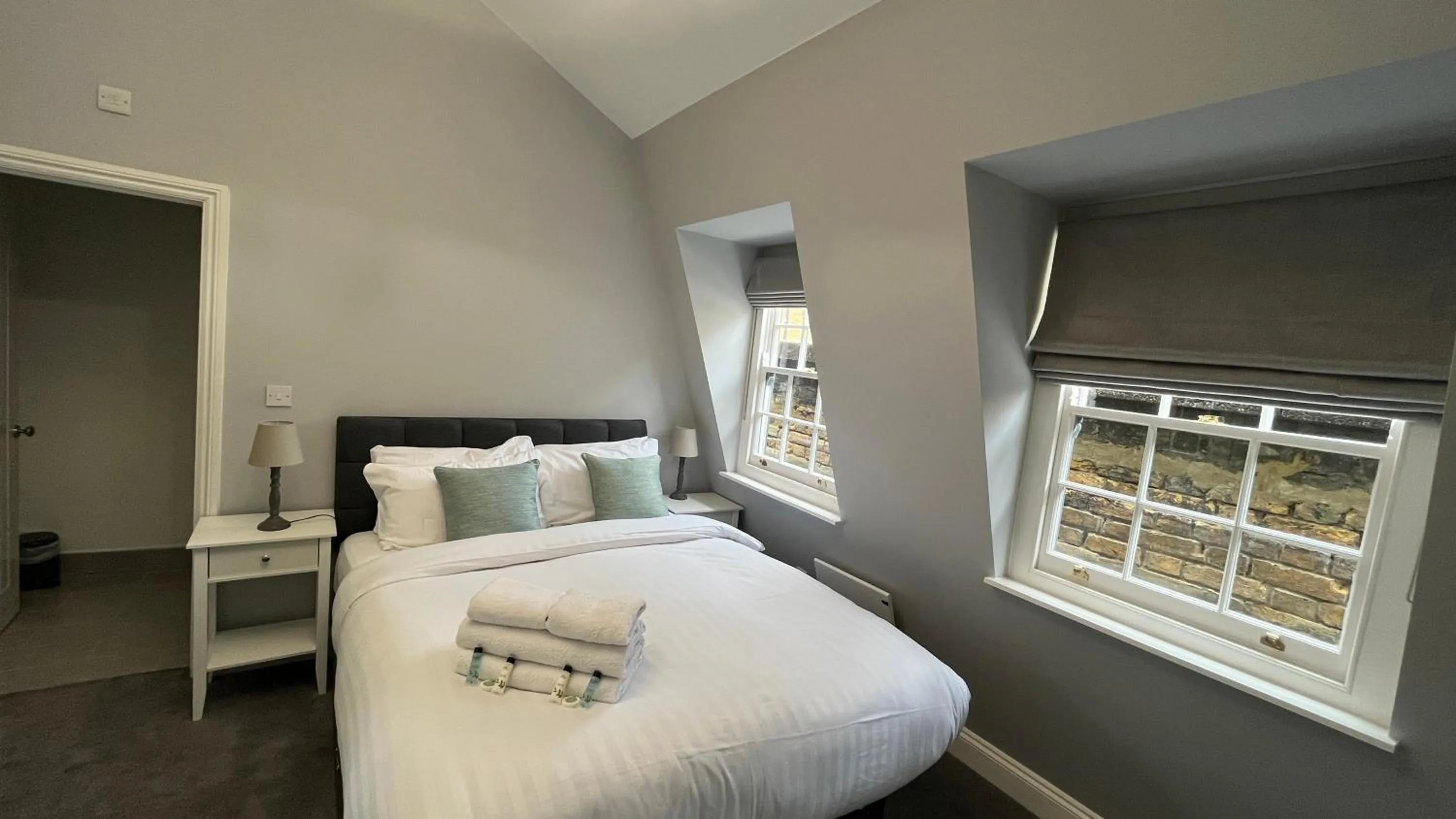 Photo of the whole room, Bed in Dockers Inn