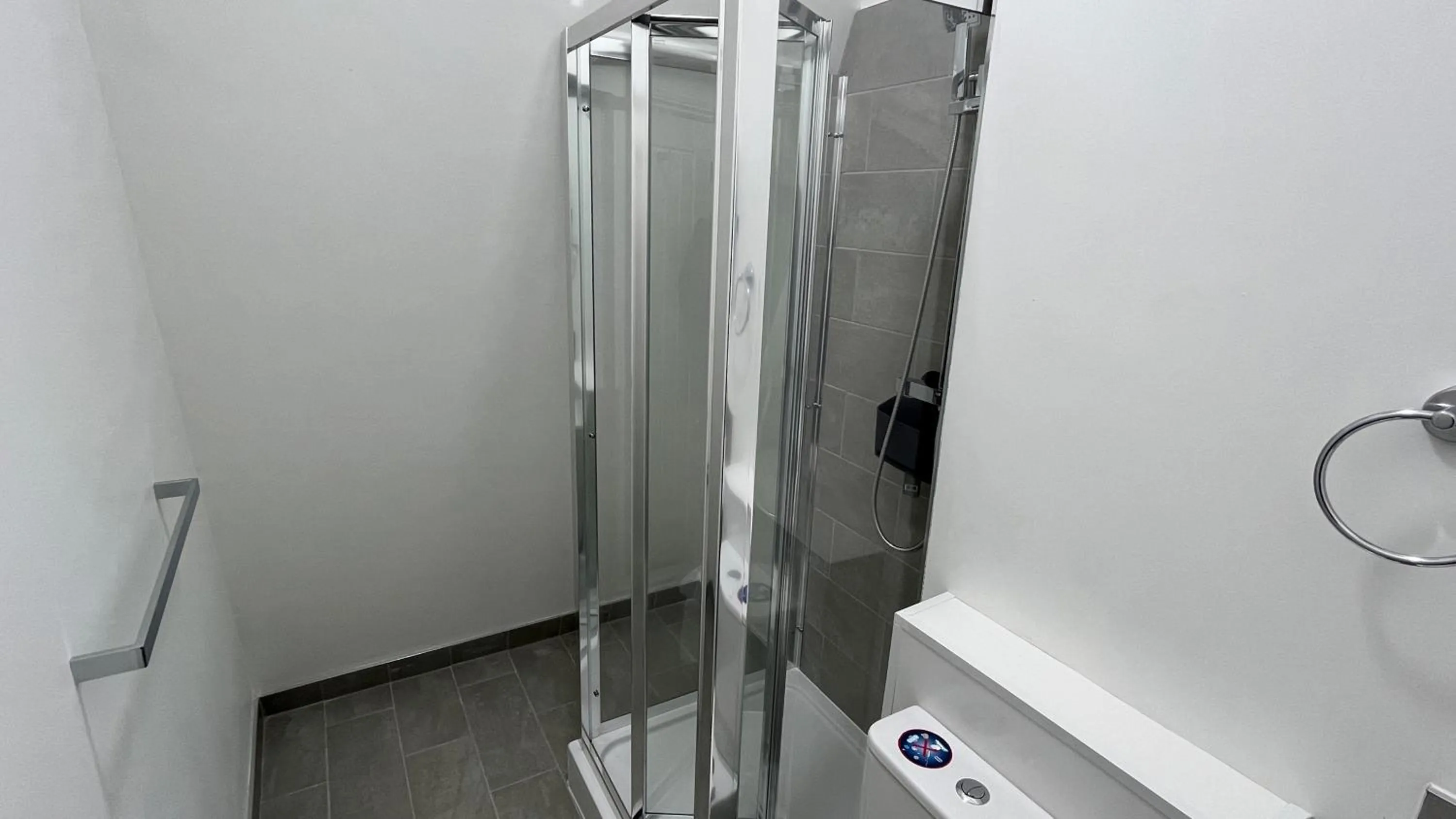 Bathroom in Dockers Inn