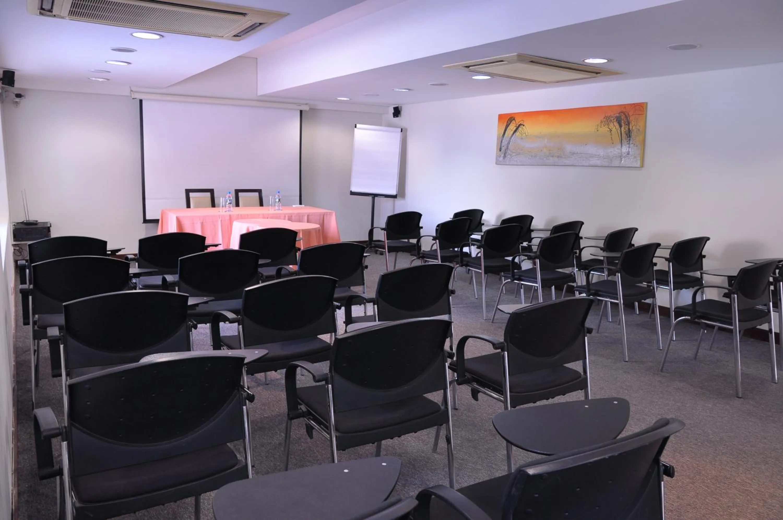 Business facilities in Hotel Continental Luanda