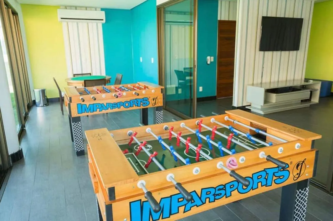 Game Room in Manhattan Beach Riviera