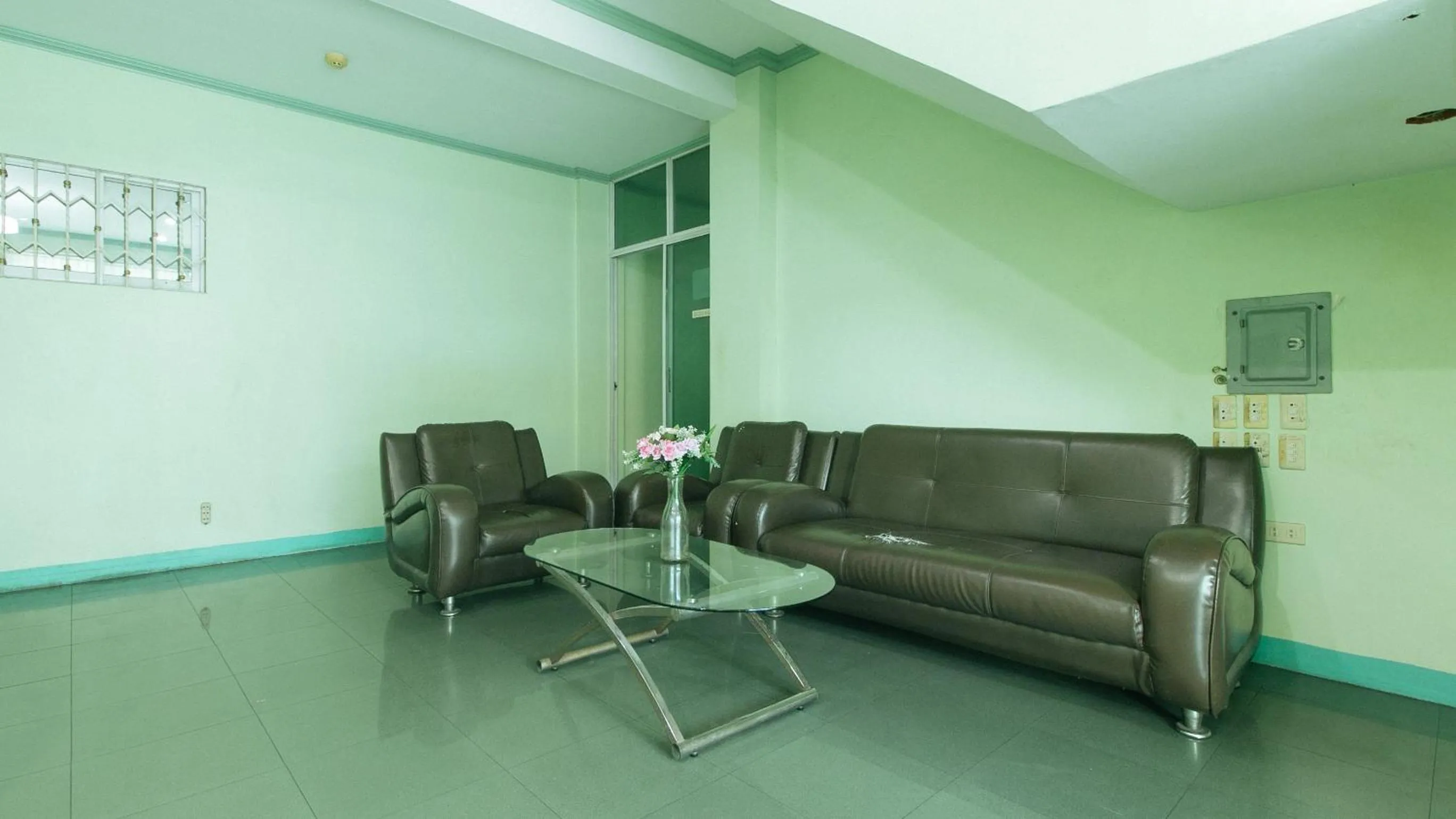 Seating area in RedDoorz @ Orsu Hotel Angeles Pampanga