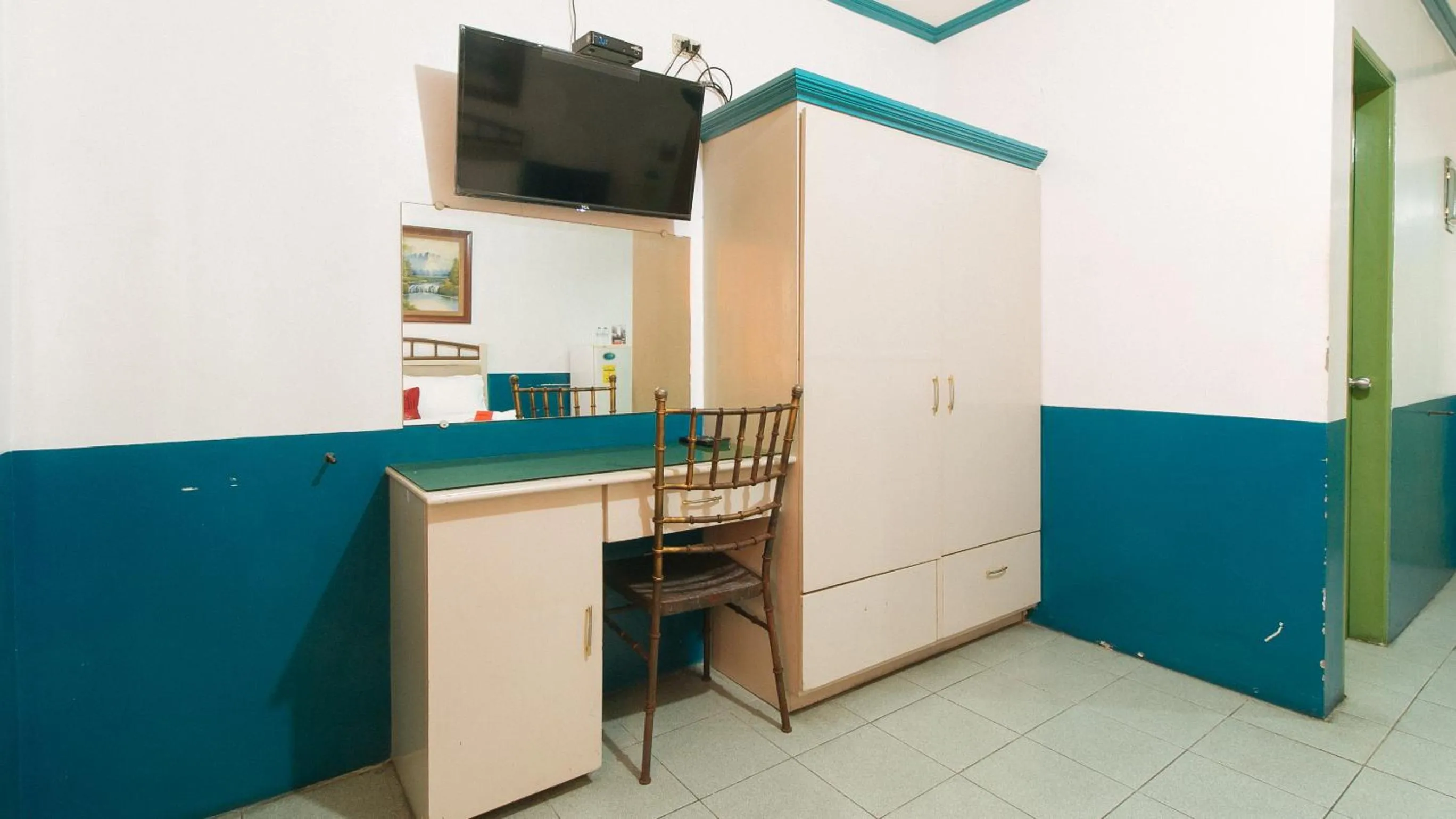 TV and multimedia in RedDoorz @ Orsu Hotel Angeles Pampanga