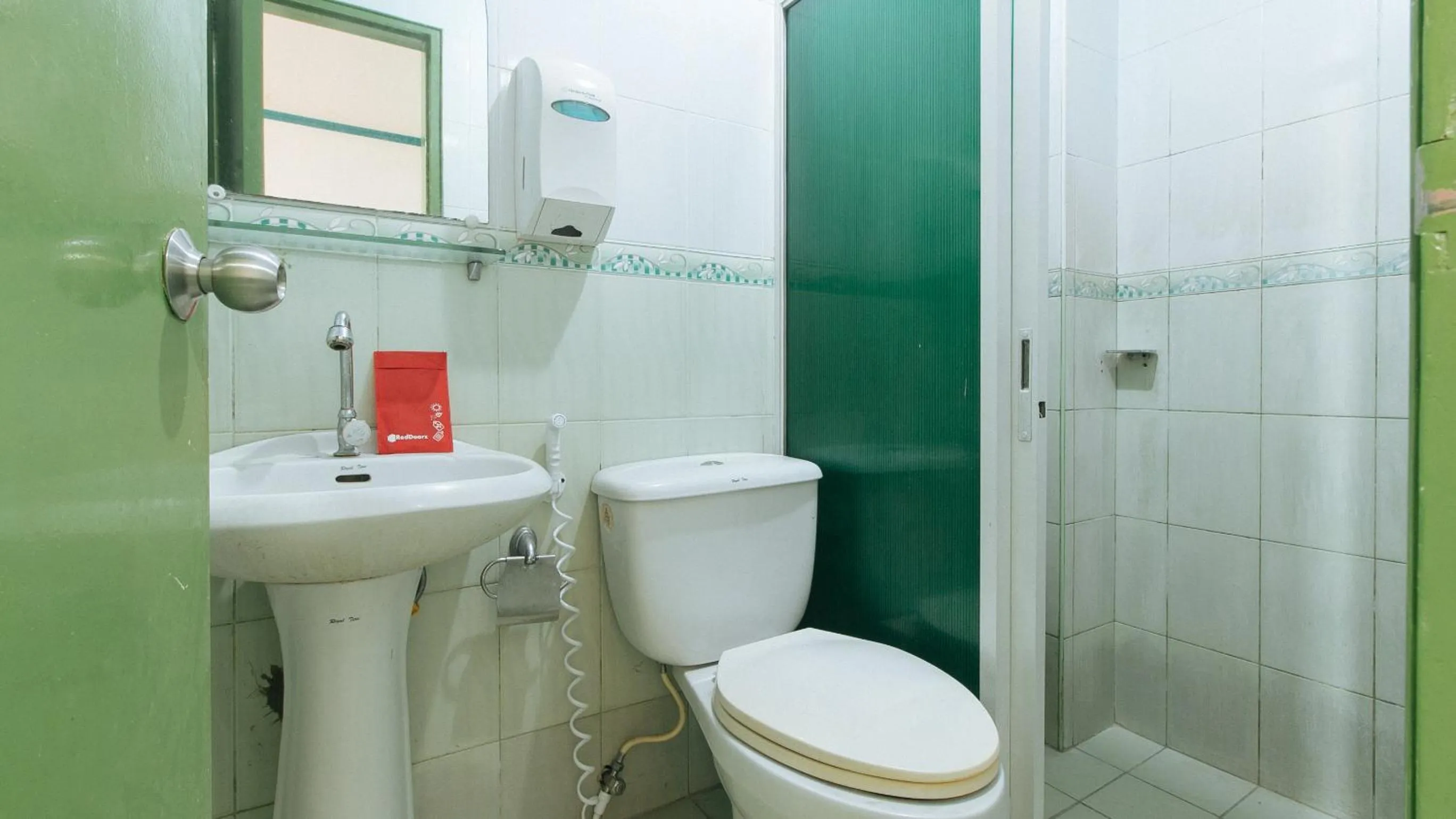 Shower in RedDoorz @ Orsu Hotel Angeles Pampanga