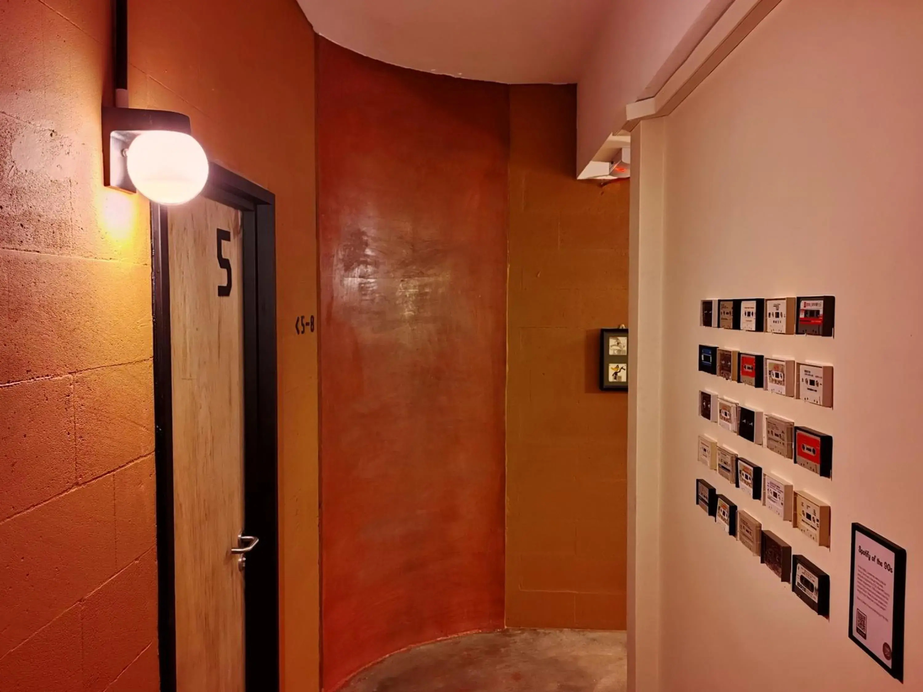 Property building in Walk-Up To SIAR - Children Not Allowed Property building in Walk-Up To SIAR - Children Not Allowed