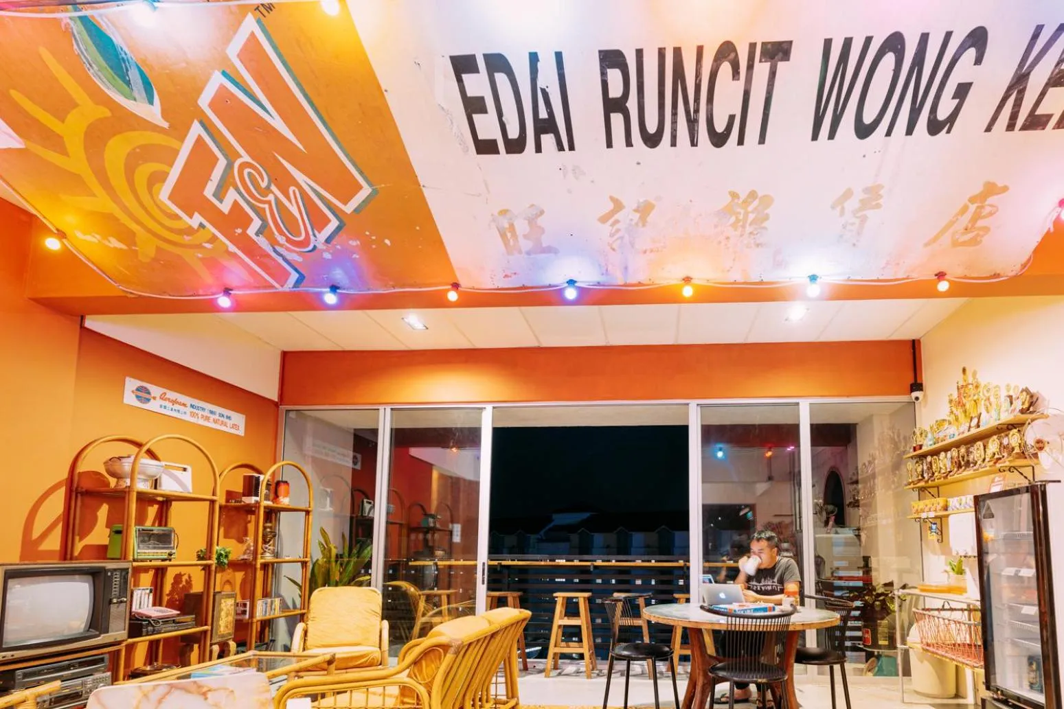 Communal lounge/ TV room in Walk-Up To SIAR - Children Not Allowed