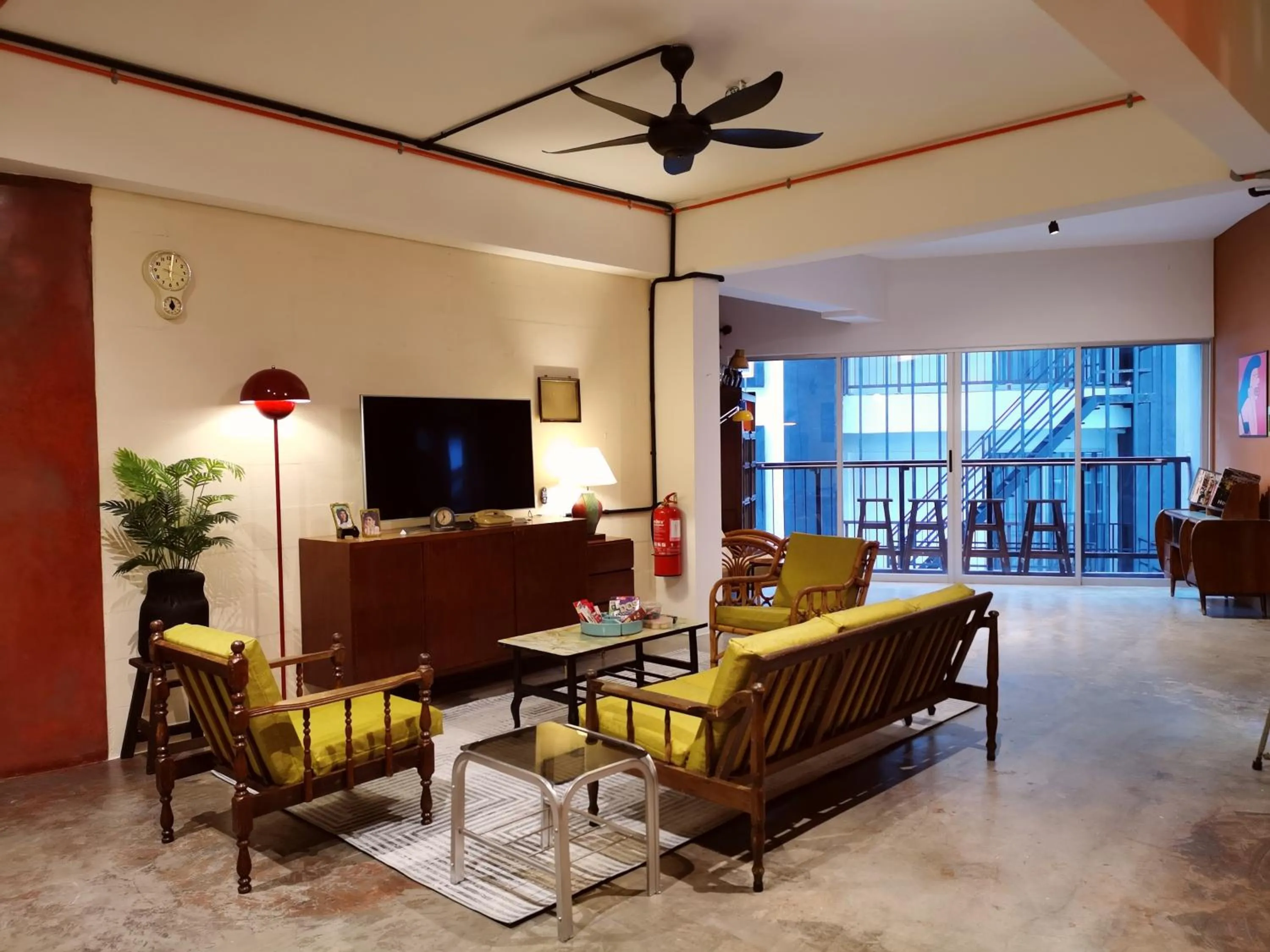 Communal lounge/ TV room in Walk-Up To SIAR - Children Not Allowed