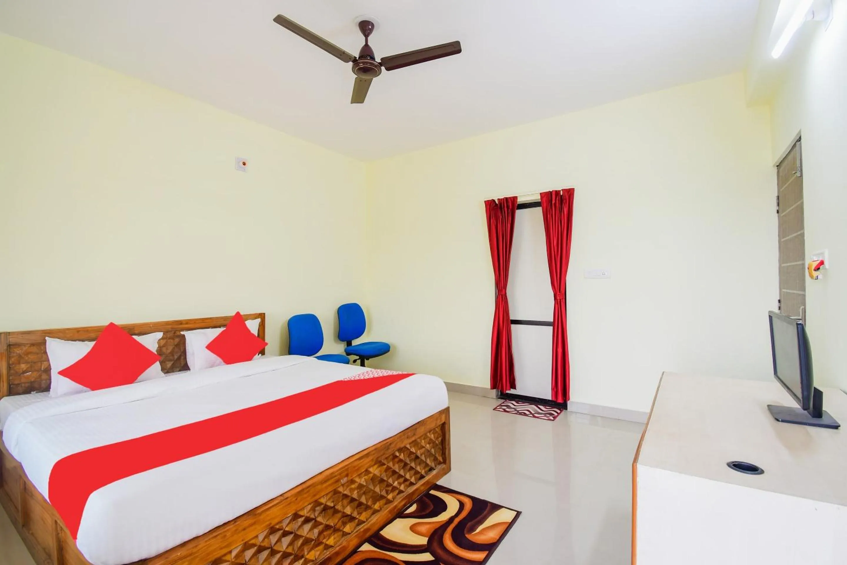 Bedroom, Bed in Hotel O U Tech Hotel And Restaurant