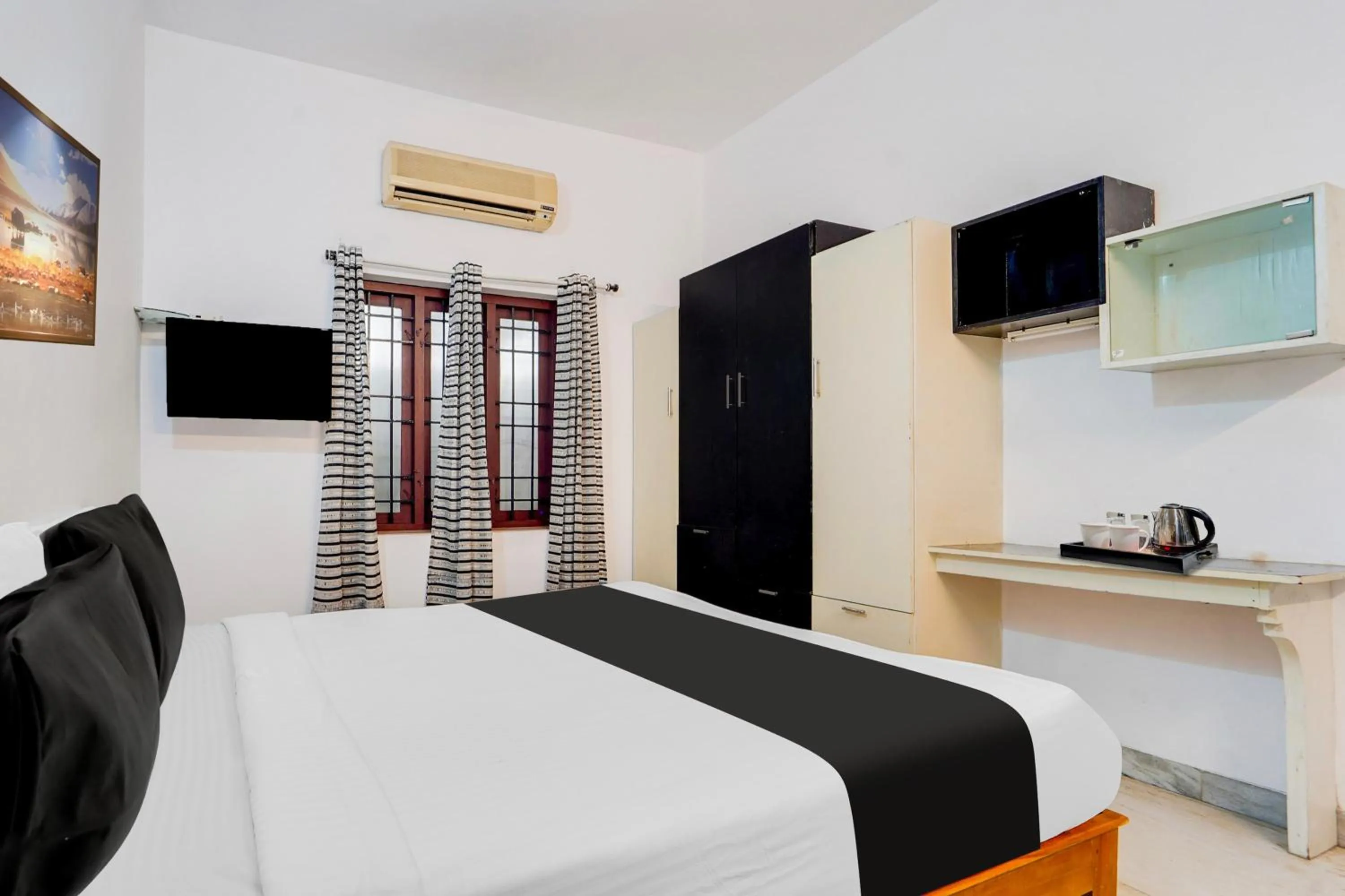 Bedroom, Bed in Super Hotel O Vazhakkala