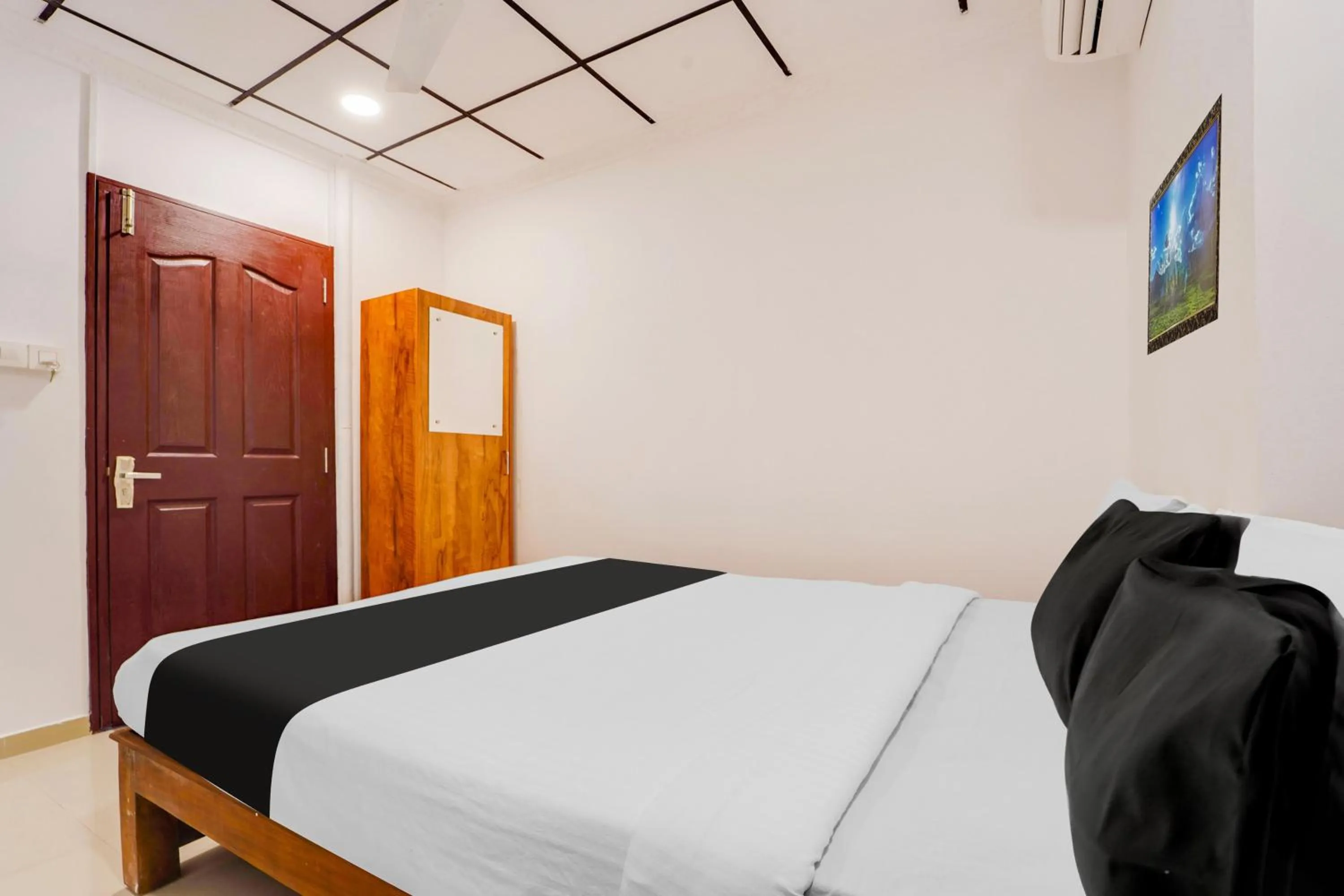 Bedroom, Bed in Super Hotel O Vazhakkala