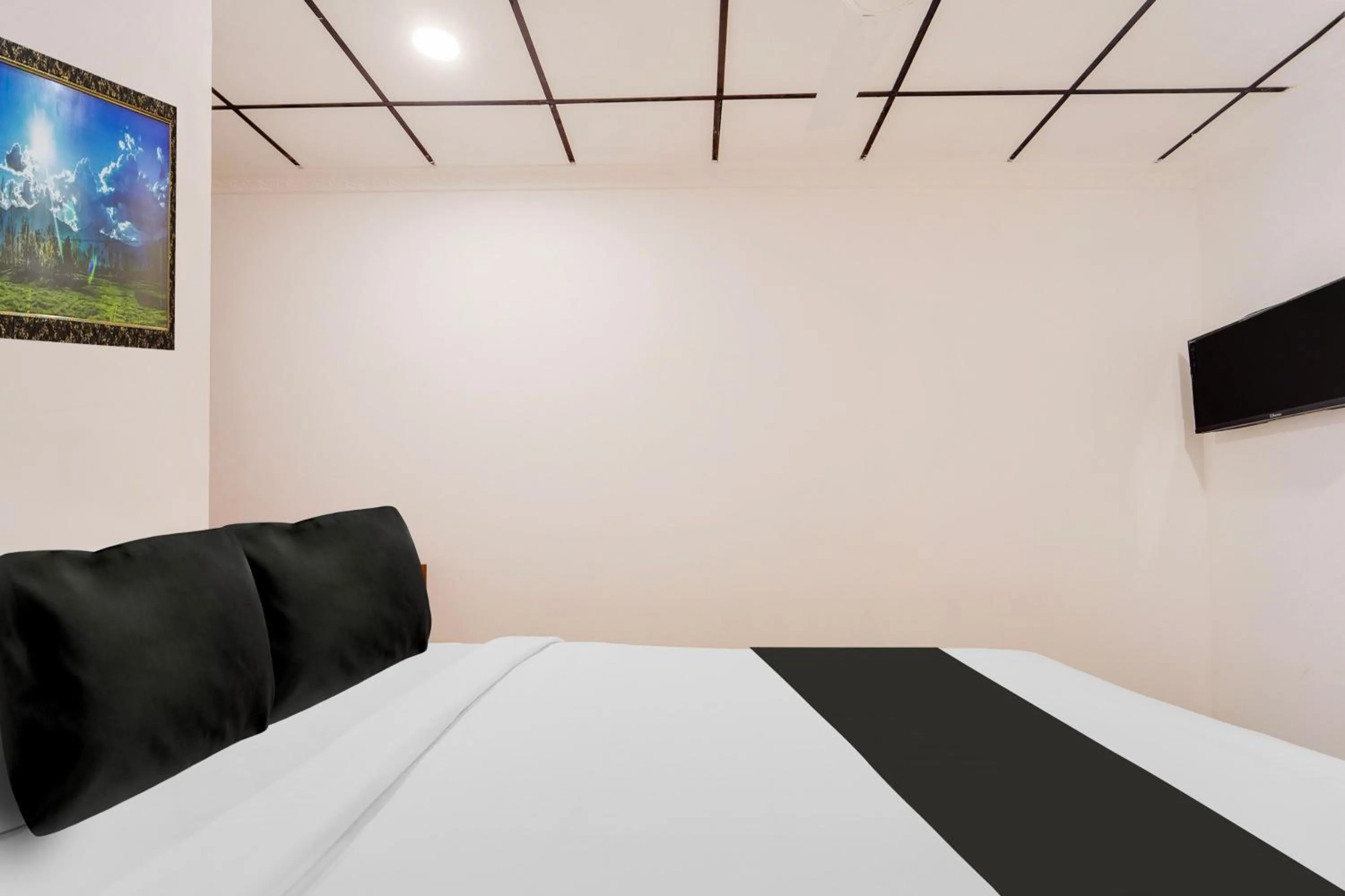 Bedroom, Bed in Super Hotel O Vazhakkala